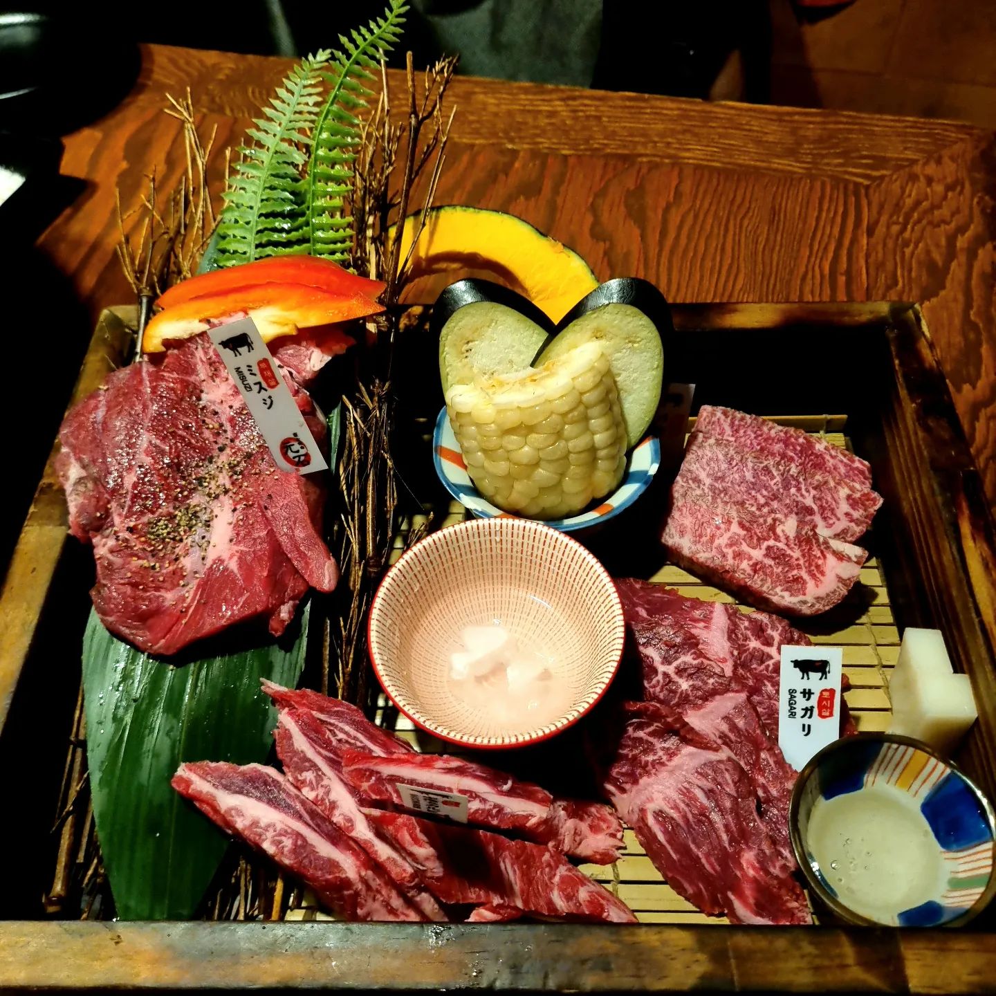 #협찬 #모토이시금호점 #금호동맛집 

일본으로 순간 이동한 듯한✈️ 금호동 찐맛집❣️
<모토이시 금호점>에 다녀왔어요👩‍❤️‍👨 

도보 2분 거리의 금호 주차빌딩에🚗 주차 2시간 무료라 주차도 편하고🙆🏻‍♀️ 가게 인테리어가 일본 느낌으로 제대로 꾸며져 있어서 분위기가 너무 좋더라구요💓 뭔가 아지트 같은 느낌에 오붓하게 데이트하기 딱 좋은 곳이었어요💞 

저희는 [4품 모듬 세트]와 [호르몬 라멘]을 주문하고✔️네이버 예약 후 리뷰 작성 시 주는 쿠폰을 발급 받아서 [계란파밥]도 받았어요🤗
기본으로 된장찌개와 상추 겉절이가 나오는데 찌개 국물이 미쳤더라구요🥹💓 고기와 채소가 듬뿍 들어갔는데👍🏻국물이 완전 진하고 감칠맛 대박이라 찌개로만 밥 한 공기🍚 뚝딱 가능한 맛이었어요🙊💘 

🥩4품 모듬 세트🥩
부채살, 늑간살, 토시살, 업진살이 나오는 4품 모듬 세트는 국내 유통되는 와규 상위 5%의 고마블 최상급만을 사용해서 빛깔과 마블링이 대박이었어요💖 친절하신 직원분이 구워 먹는 순서도 잘 알려주시고🥰 고급스러운 플레이팅에 채소와 키리모찌도 함께 나와서 좋았어요👍🏻미니 화로에 직접 구워 먹어서 구워 먹는 재미도 있고 숯불 향 가득🔥배인 부드러운 와규는 육즙이 살아있어서 너무 맛있었어요🥹💓 

🍜호르몬 라멘🍜
양이 넘 많아서 한번에 떠지지도 않았는데👏🏻 대창, 스지, 벌집양, 야채 등 건더기가 완전 푸짐하게 들어가서 넘 든든했어요👍🏻부드러운 국물은 완전 진하고 적당히 매콤해서 사이드로 시키기 딱 좋더라구요😋 

🍱계란파밥🍱
향긋한 파와 부드러운 계란, 짜지 않은 파밥 소스가 만나서 넘 고소하고 감칠맛 대박이라 계속 떠먹어지는 맛이었어요🙊💕 기본으로 나오는 된장찌개와 함께 먹으면 환상적,,💗 

사장님과 직원분도 넘 친절하시고 분위기와 와규 맛도 제대로라👍🏻재방문 의사 200%인 <모토이시 금호점>❕️광주 분위기 좋은 데이트 맛집 찾으실 때 완전 추천드려요🤗❣️❣️ 

🏠 주 소 : 광주 서구 금호동 763-1
🕒 월~일 17:00~02:00 / 도보 2분 금호 주차빌딩 2시간 무료🚗 

#금호지구맛집 #광주소고기맛집 #광주와규 #광주데이트 #금호동술집 #금호동고기집 #금호동이자카야 #광주가볼만한곳 #금호동 #금호동핫플 #광주맛집추천 #광주핫플 #광주찐맛집 #금호동데이트 #광주데이트코스 #광주데이트장소 #광주데이트추천 #광주데이트맛집 #먹팔 #먹팔해요 #먹팔맞팔 #먹스타맞팔 #좋반 #좋아요 #좋아요반사 #선팔하면맞팔 #칼맞팔