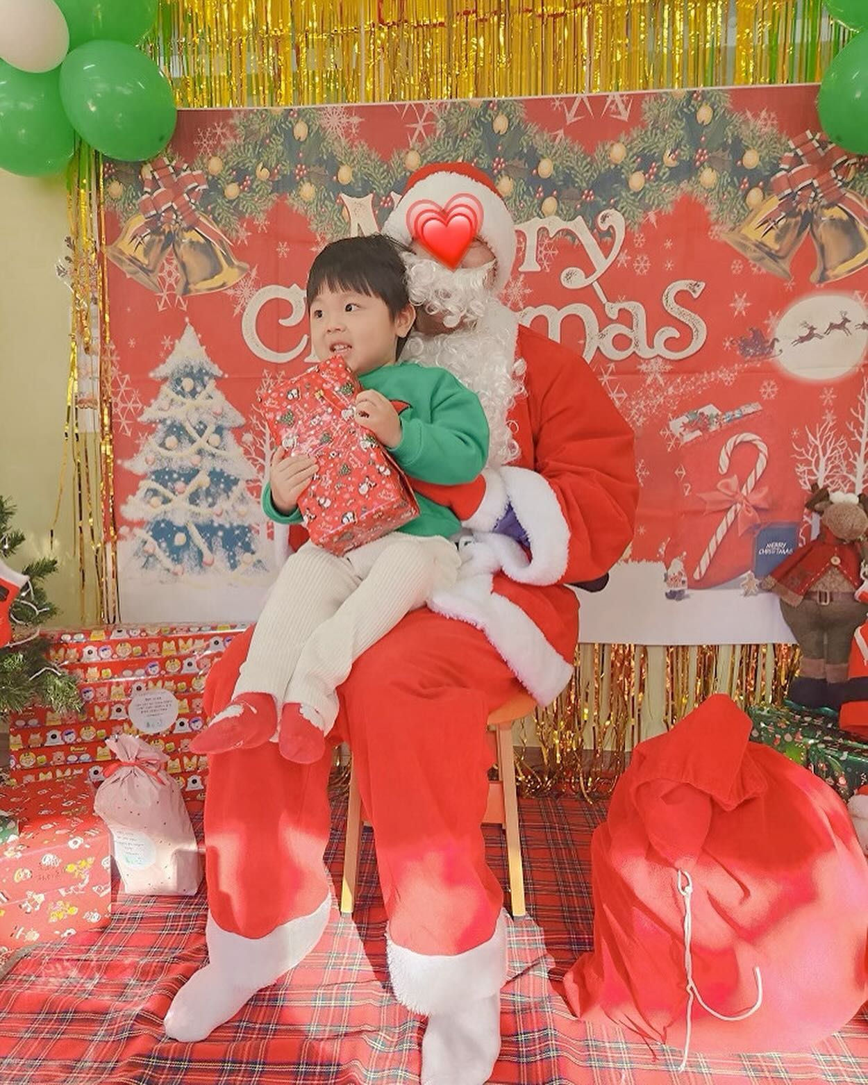 🎅🏻🎅🏻🎅🏻
 
산타할아버지보고
울지않는 서빈이😜
고고다이노 선물도 받고 
감사합니다 인사도 하고 

어린이집에서 
행복한 크리스마스 추억 
만들고 왔어용🫶🏻

 

 
 
#이쓰빈