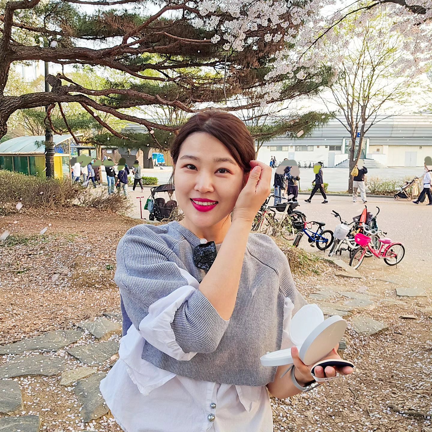 #협찬

빅사이즈로 넓게 톡톡-
 
햇살이 강해졌으니 #선케어 더 열심히 해줘야죠
#엠퀴리 선스틱 너무 잘 사용했는데 #선쿠션 역시!

매일 아침 선케어하고 손 씻기 귀찮았는데
팩트타입여서 너무 좋아요

쿨링감으로 열오른 피부온도를 시원하게 낮춰주는
#M_CURIE 무기자차 선쿠션
메이크업 위에 발라도 밀림이나 백탁이 없어요!

올여름도 잘 부탁해!

m_curie_official
#선크림 #여름쿠션 #자외선차단 #주부인플루언서냥냥