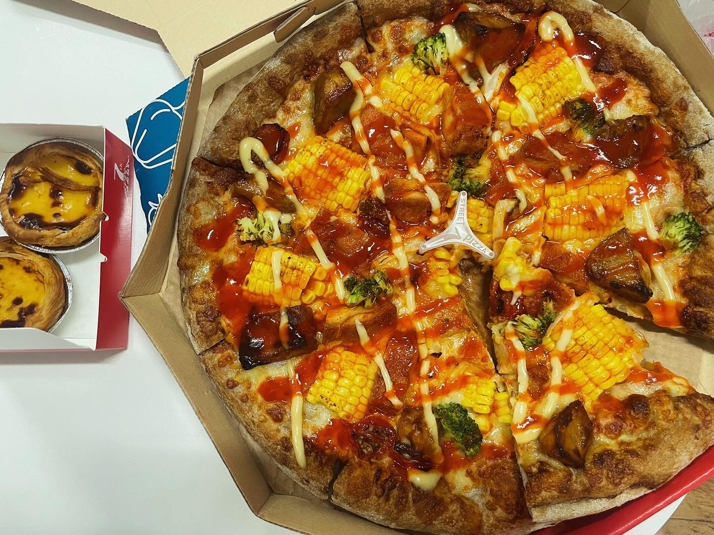 7번가피자 신메뉴 레드핫그릴치킨 피자!
맛있는 통옥수수와 고구마맛탕이 
 토핑으로 올려져있는 맛나는피자에요!

 #7번가피자 #7번가피자신메뉴 #레드핫그릴치킨피자 #신촌피자맛집 #신촌피자추천