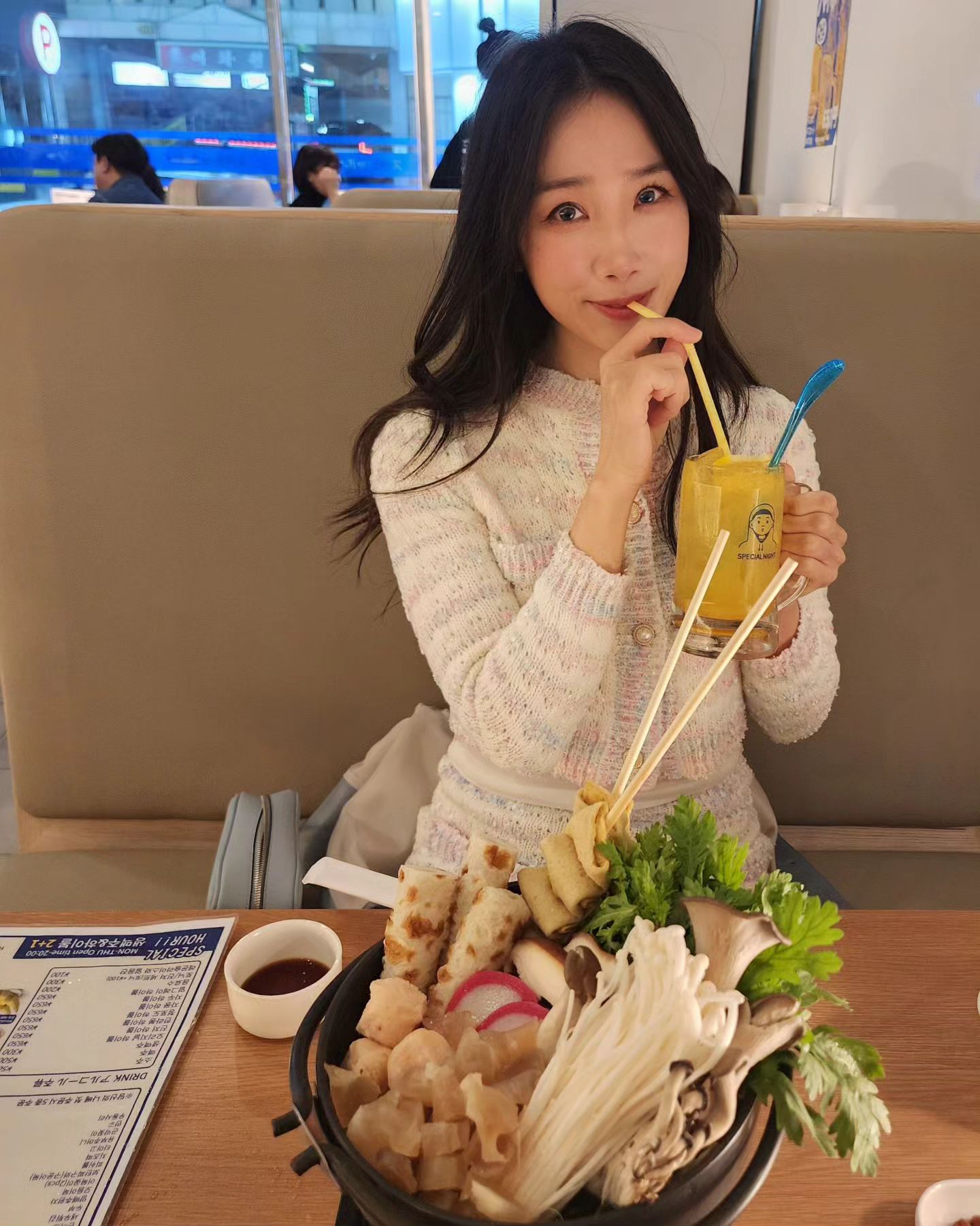 #협찬 매일이 지루하다면 스페셜한 밤을 만들어보자 🌃 

문을열고 들어오는 순간 일본여행 온 기분을 주는 스페샬나잇트 🌛 

나베전문점 으로 추운요즘 딱 맞는 음식으로 
몸도 마음도 녹이는곳 
한라봉 하이볼 너무 맛있어서 달릴뻔 했어요.

해피아워로 2+1 행사중이니 평일에도 가볍게 술땡길때 들르기 좋은곳 

물론 나베도 사이드도 너무 맛나요 😁

#스페샬나잇트 #나주술집 #나주핫플