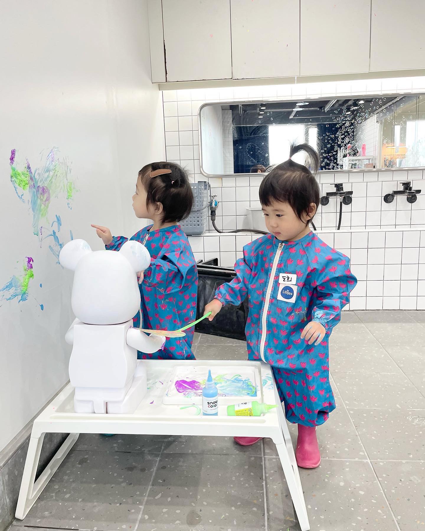 물감놀이🌈
집에서 못즐기는 퍼포먼스드로잉
첫수업인데도 형님들 틈에서 사부작사부작 놀이하는 모습 보니
다컸다 다컸어:) 다음엔 더 잘 놀아보자 껌딱초리?🌈

#물감퍼포먼스
#초리도리곧두돌