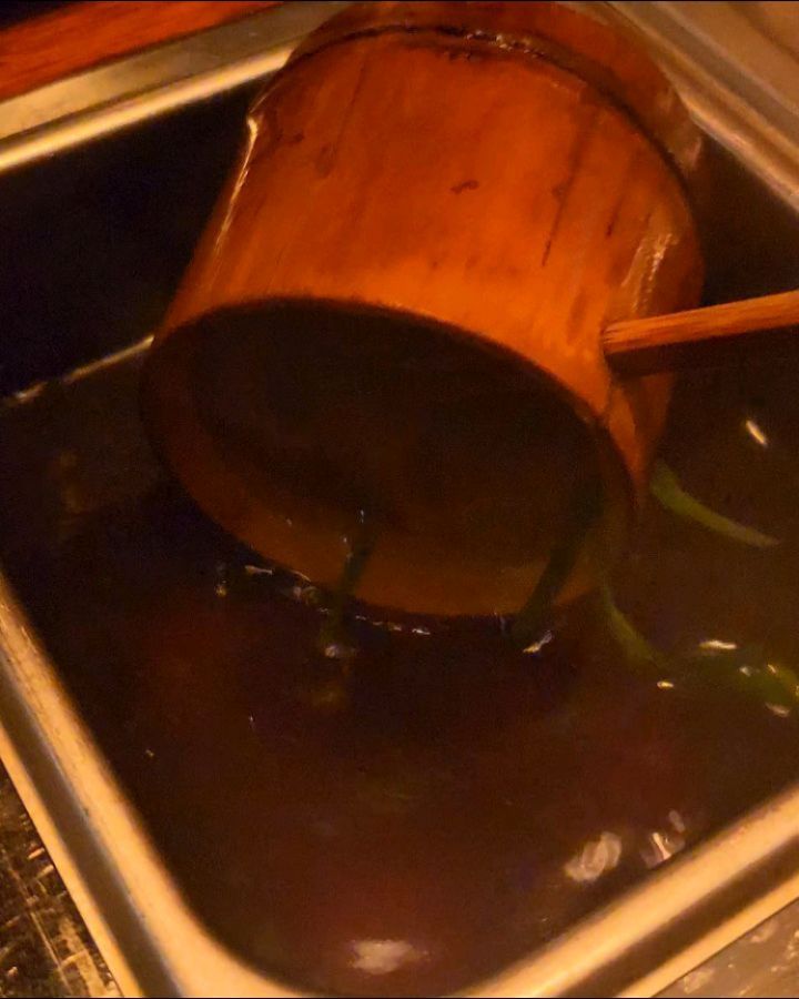 나만 ❄️쌀쌀한 날씨🥶에 오뎅🍢 땡기는거 아니죠⁉️😳
옛스러운 인테리어가 맞이하는 프리미엄 #오뎅바 ' #철길부산집 '에서 #먹크루 멤버들과 즐거운 시간 즐기고 왔어용💛
.
나무로 된 인테리어가 옛스러운 이 곳은
요새 프리미엄 오뎅바로 인기있는 철길부산집인데요ㅎㅎㅎ
저희두 뜨끈〰️한 #수제어묵 에 술 한잔 하러 놀러갔답니다😘
.
은은한 조명 아래, 따뜻한 실내에서,
뜨거운 오뎅국물에 술 마시며 수다떠니깐 너무 좋은거 있죠?!💛
이번엔 소규모로 만난거라 허심탄회한 이야기두 많이 나눴네용ㅎㅎㅎ
.
저희가 주문한건 3~4인 해운대세트(모듬 어묵+메뉴1/순살가라아게 선택) 인데요~!
요 세트 가성비가 너무 좋은거예요!!😝
게다가 어묵 종류도 많았는데,
치즈어묵/당면어묵/오징어어묵/통새우어묵/오징어어묵/통새우어묵/땡초어묵/깻잎어묵/유부모찌주머니/물떡/흑곤약 등 정말 많은 선택지가 있더라구요오🥰
다양하게 맛볼 수 있어서 아주 만족했어요ㅎㅎㅎ💛
.
오뎅바 답게 자리마다 오뎅을 계속 데울수 있도록 시설이 잘 되어있는데,
일본식 국자로 오뎅국물을 떠 먹으니 왠디 일본 온 느낌인거 있죠?!?!💛
일본 겨울 여행 갔을 때 썼던 그런 국자였어요ㅎㅎㅎ
낭만이 너어무 좋은..!!!👍🏻
계속해서 국물 부어가면서 뜨끈하게 마시니 술이 막 들어갔네요🤪🤪🤪
.
오뎅 위주로 먹다보니 다른 메뉴를 맛보진 못했지만,
요기 가라아게도 맛있게 튀긴 걸 보니 원래 좀 손맛이 있는 곳 같기도 하고요?ㅎㅎㅎ
술 안주로 집어먹기 넘 좋았어요🤗
아마 다른 메뉴들도 다 퀄리티 괜찮지 않을까 싶네요🙌🏻
.
분위기가 좋아서 그런지 진솔한 얘기 많이 나누면서 즐거운 시간 보냈어요💛
그냥 집에 들어가기 아쉬울 때, 슬쩍 요기 다찌에 앉아서 혼술해도 좋겠다 싶은 그런 곳이랍니다ㅎㅎㅎ
.
오늘같이 쌀쌀한 날..🌬❄️
따뜻한 수제오뎅에 술 한 잔 오붓하게 나누면서,
이런 저런 속얘기 나누는 시간 가져보시면 어떨까요?🤗💛
.
별점 : ⭐️⭐️⭐️⭐️
.
[🦸🏻‍♂️함께 한 사람!!🦸🏻‍♀️]
captain_con
korea_food_guide
premier_eater
.
#세슐랭가이드 #먹크루정모 # 먹크루참여는언제나환영해요❤️
#서울오뎅바 #강남오뎅바 #논현오뎅바 #논현역오뎅바 #논현맛집
