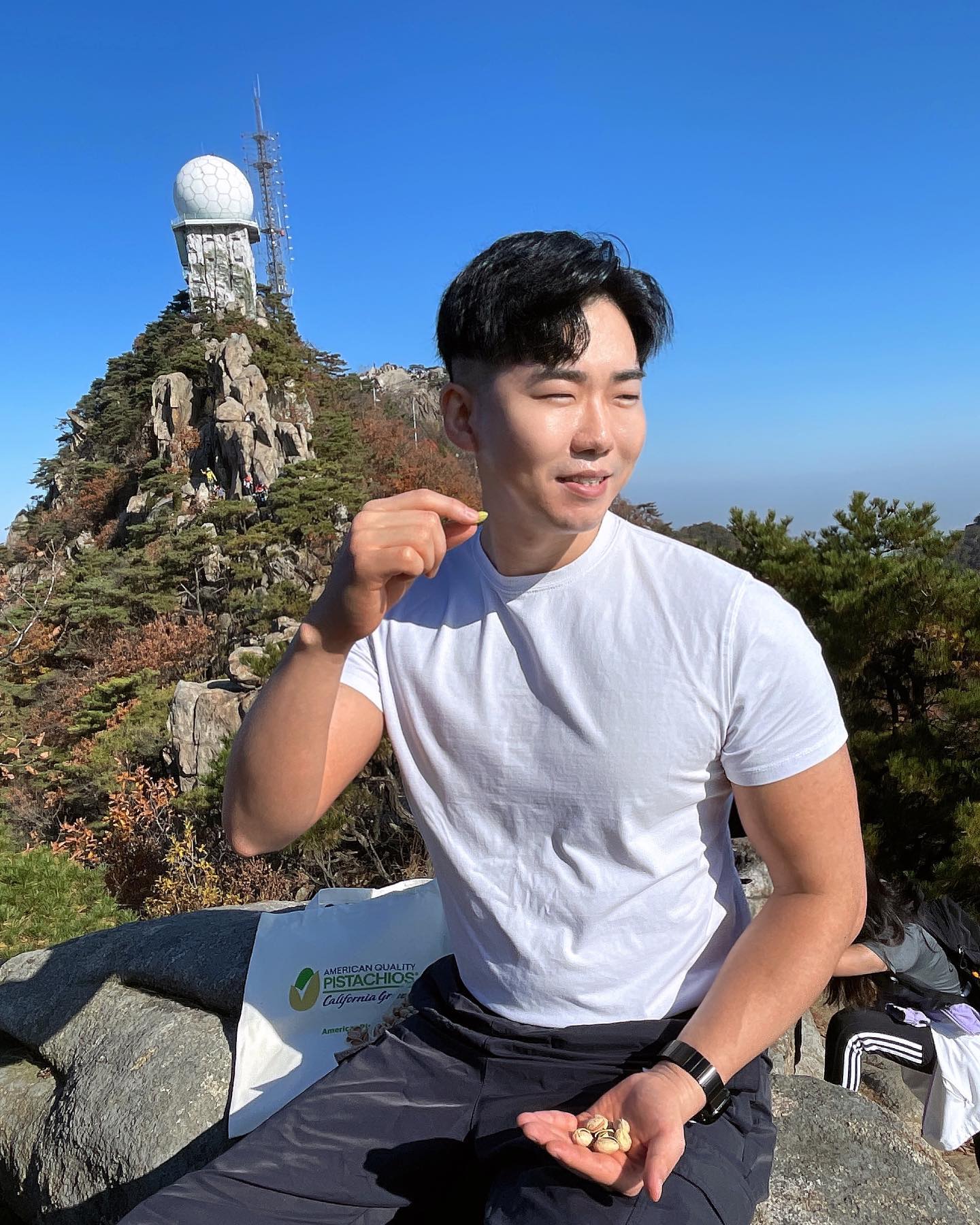 #광고
피스타치오가 몸에 그렇게 좋다대요!🐣
운동 전후 에너지 회복에 좋은 것 같아요
다음 식사까지 공복감도 채워줘서
등산갈 때 꼭 챙겨가요ㅎㅎ⛰️

이 제품은 미국산🇺🇸 피스타치오인데,
식물성 단백질로 견과류 중에서도
칼로리가 낮아서 다이어트 식품으로도
유명하더라고요☺️ 강추!👍🏼

#AmericanPistachios #미국산피스타치오 #완전단백질 #식물성단백질 #운동간식 #운동후 #에너지회복을위한#건강스낵 #활동적라이프스타일 americanpistachiossk