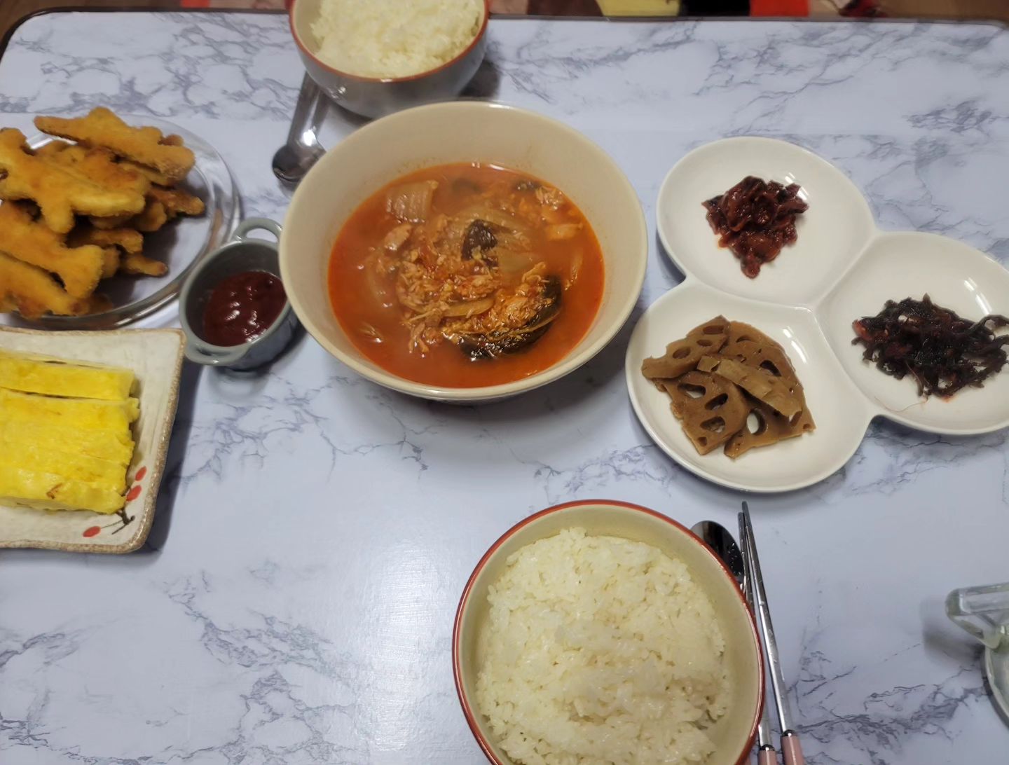 .
진짜 간만에 만들어 먹는 집밥😁😁

조금밖에 남지 않은 김치로
찌개를 끓였는데
김치가 아깝지않을만큼
진짜 찐짜 대박 맛있었다😍

내일은 뭘 만들어먹징😊