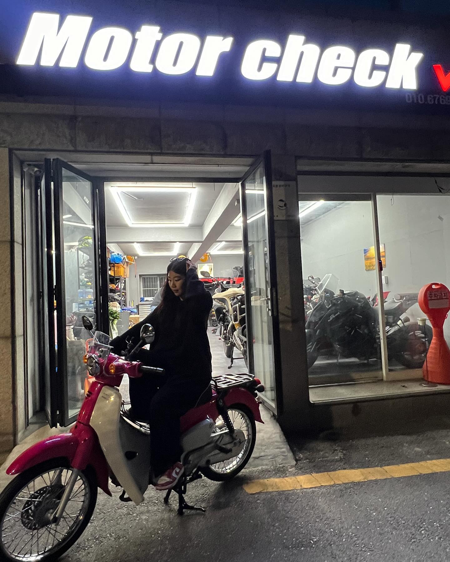 핑컵 스크린달고 시트 바꾸기 !! 
원래 다니던 센터가 개봉동으로 이사했습니다 🩷🥹
식알, 커브 모두 정비와 관리 여기서합니다 !
센터 물어보시는 분들이 종종 계셔서 제가 다니는 곳 알려드려요 !!!

🧰👨‍🔧🏍️ : 모터체크
주소 : 서울시 구로구 개봉동 150-20

#오토바이샵 #오토바이센터 #바이크샵 #바이크센터