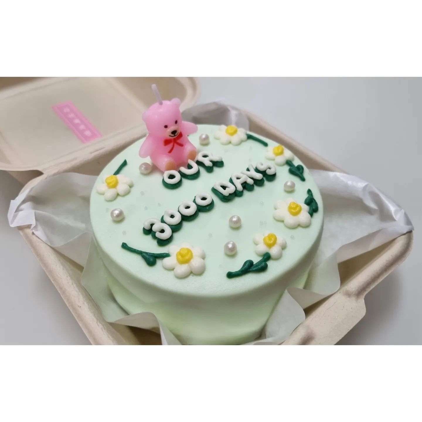 #협찬 

이번에 남자친구와 3000일을 맞이하여 이쁜 도시락케이크를 찾던 중에 맛도 좋고 실력도 좋은 #사미제과점 에서 도시락케이크를 제작 주문했어요~!!🩷

✔️도시락케이크를 다양한 디자인으로 선택할 수 있는데 제가 생각한 디자인 그대로 만들어주셔서 감동받았어요. 🫶🏻

✔️사미제과점에 귀여운 초도 다양하게 있어서 구매할 수 잇었어요. 저는 곰돌이초로 픽~!🧸🤎

✔️레터링케이크는 맛이 없는 경우도 있어서 걱정했는데 맛도 모양도 좋은 케이크가 바로 여기 있습니다.‼️

✔️디자인 부분은 크림치즈로 되어있고, 빵은 딸기잼과 생크림, 크림치즈의 조합으로 너무 맛있어요..!!🎂

남친도 맛있다며 좋아해서 같이 축하파티 후 맛있게 먹었네요. 🎉🎉

✔️특별한 날이나 생일, 기념일 등등 케이크가 필요하시면 해운대 사미제과점에서 주문하여 드셔보세요~! 🍰

✅️원하는 디자인이 있을 경우 말씀드리면 찰떡같이 이쁘게 만들어 주시고 맛도 좋아서 찐추천합니다~👍🏻👍🏻

📌주소 : 부산 해운대구 좌동순환로99번길 22 상가 지하 1층

32_bakery_32

#부산수제케이크 #해운대케이크 #부산케이크 #부산케잌 #부산해운데케이크 #부산용돈케이크 #부산레터링케이크 #부산커플케이크 #부산수제케잌 #해운대케이크 #부산기념일케이크 #부산디자인케이크 #부산생일케이크 #부산부모님선물 #장산레터링케이크 #사미제과점