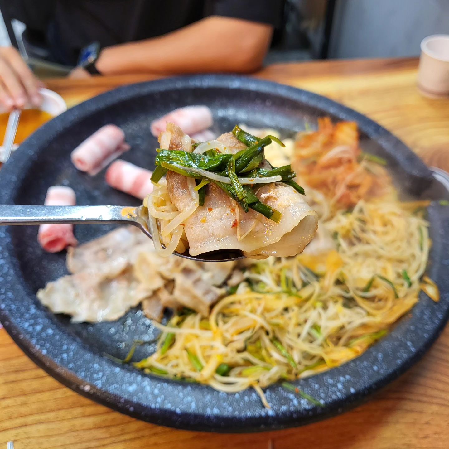 산더미처럼 쌓아주는 마약부추+소스가 계속 땡기는 #창영이부추냉삼 #협찬 #리뷰노트 

*주문한 메뉴*
회오리삼겹 150g 11,900원*2 
사각삼겹 150g 11,900원 
콜라/사이다 2000원*2
우삼겹된장찌개 7,,000원
눈꽃치즈꽃밥 4,500원

오랜만에 냉삼이 먹고싶어서 방문해본 창영이부추냉삼 향동점😄
고기를 주문하자마자 산더미처럼 마약부추와 김치를 얹어주는데, 이게 완전 킥이였다!
다른 밑찬이 없어서 의아했지만, 마약부추와 고기를 소스에 찍어 먹어보고나니 바로 납득이 되었음 ㅋㅋㅋ
그냥 이거랑만 먹어도 충분히 맛있었고, 계속 먹고싶은 맛이였다ㅋㅋ
(산더미처럼 쌓아줘서 충분할 줄 알았지만, 셀프코너에서 계속 추가해서 먹음 ㅋㅋ)
눈꽃치즈꽃밥이랑 우삼겹 된장찌개도 마무리로 아주 훌륭했다 :)
다음에도 냉삼이 땡기면 여기로 또 방문 할 것 같다😋

주차가능- 2시간 무료
위치- 경기도 고양시 덕양구 향기로115 1층

#고양향동맛집 #고양향동삼겸살 #고양향동삼겹살맛집 #고양향동맛집 #향동맛집 #향동냉삼