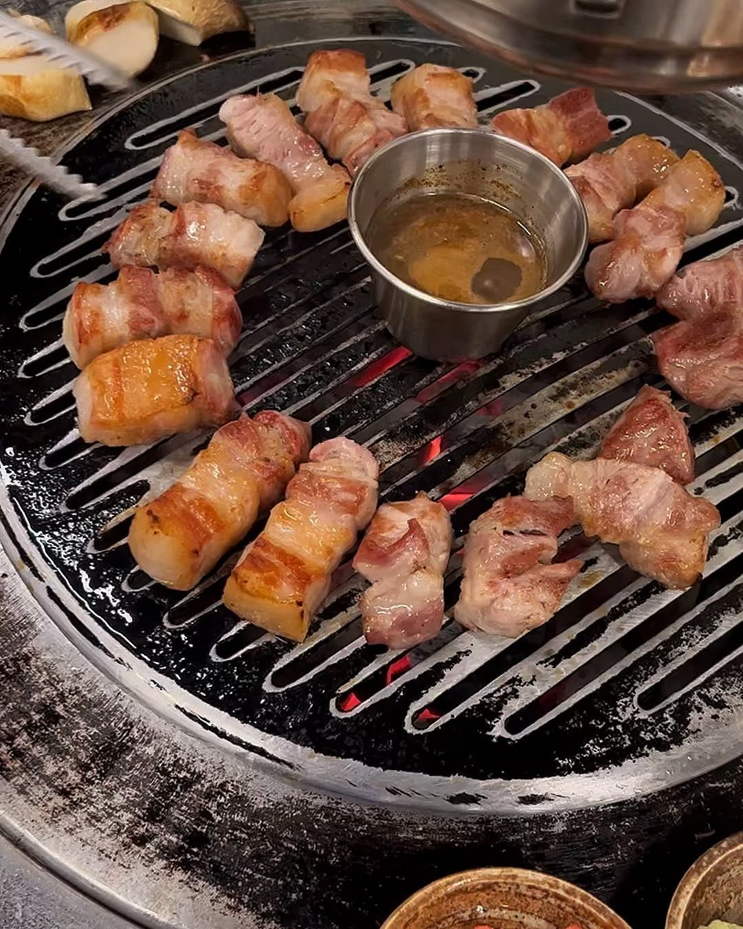 #협찬 

서귀포 시내근처에있는 
서귀포 #육도담 

저온숙성 및 드라이에이징 숙성한
제주산 돼지고기맛집 🩵

육즙담은 꽃목살과 꽃삼겹!! 

고기가 두툼한데 육질이 부드럽고 
젓갈들에 곁들어먹으면 정말맛있어요 

직원분들이 직접 구워주시는데 
편하게 식사가 가능해서 좋았습니당

서비스로 나오는 김치찌개도 
밥한공기 뚝딱 !!

꿀 Tip)
🥩 깻잎한장위에 명란젓,와사비
고사리 장아찌와 고기를 올려서 한입 !

🥩 고기한점과 추자 저염멜젓을 
찍어서 양파장아찌와 두입!

🥩 고기한점과 특제 젓갈쌈장을 올려
백김치와 세입! 

뼈대있는 뼈가브리 27.0
풍미담은 뼈삼겹  29.0
육즙담은 꽃목살 19.0
육도담 삼겹살 18.0
김치찌개 추가 3.0

제주 서귀포시 천지로16 서귀포점

엽업시간 : 3시- 11시
3째주 화요일은 정기휴무

#협찬 #육도담서귀포점 #서귀포육도담 #제주서귀포맛집 #서귀포시맛집 #올레시장맛집 #아랑조을거리맛집 #이중섭거리맛집 #서귀포삼겹살 #서귀포숙성돼지 #yukdodam #seogwipo