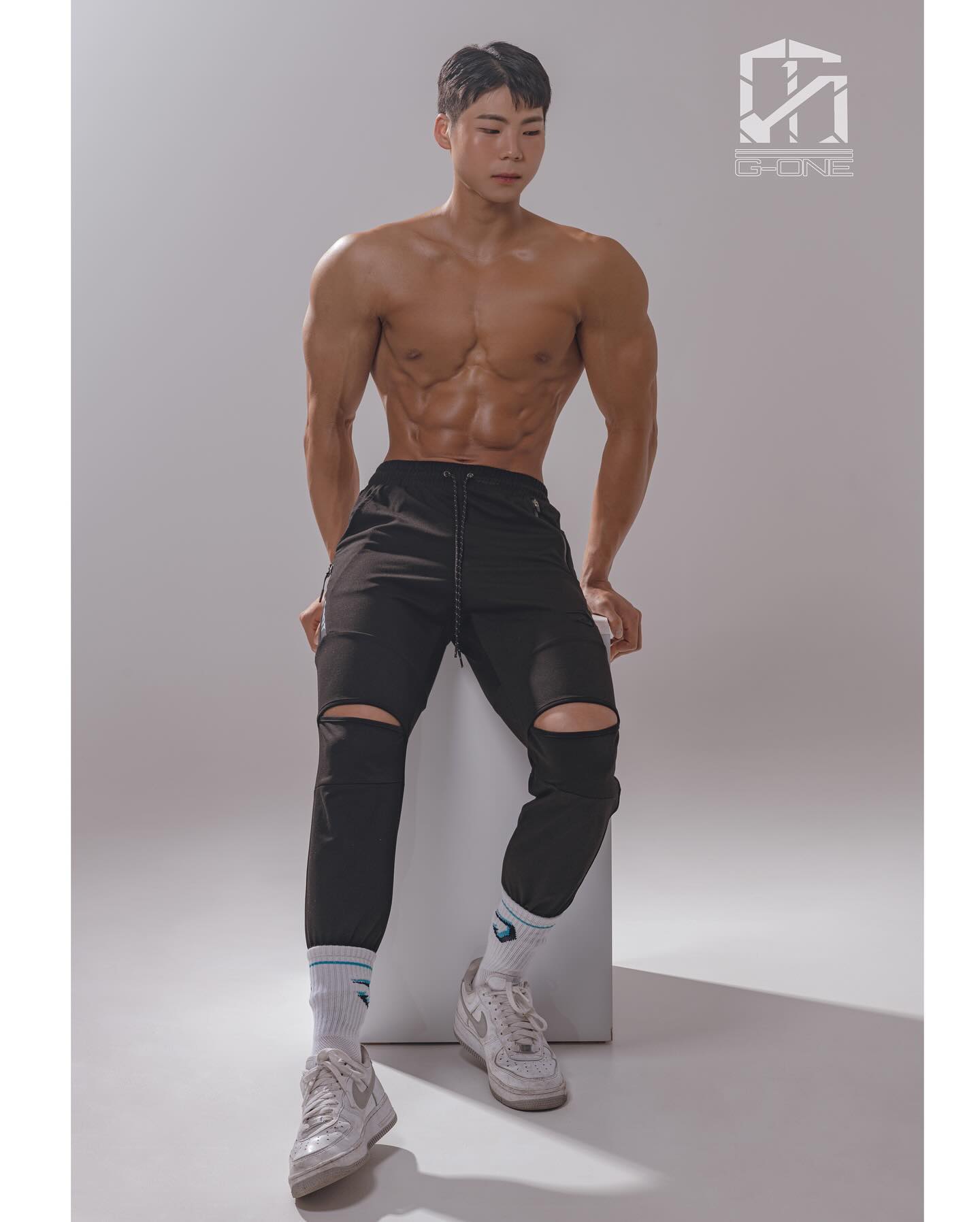 회원복 입으면 전투력 -100

그래서 제 선택은 divingspot_korea 
.
.
다이어트하고 회원복 입으면 눈물 나는거 
저처럼 마른 체형이신 분들은 공감하시죠?!..🥲

이번 대회 준비 시즌은 다이빙스팟 서포터로 활동하면서 
다양한 짐웨어와 든든하게 다이어트하고 있습니다❗️

사진 속 제가 요즘 자주 입는 바지는 품절이었는데 
재입고가 되었다고 하네요 ㅎㅎ

프로필 링크 들어가시면 할인받은 가격으로 구매 가능하답니다❗️
.
.
하의: #다이빙스팟 -니홀플렉서블 조거팬츠5 블랙

Studio: #드림메이커스튜디오 
dreammaker_studio_official 

촬영: #지원그래피 
g_onegraphy 
.
.
.
#스포츠모델 #바디프로필 #짐웨어 #다이빙스팟서포터즈