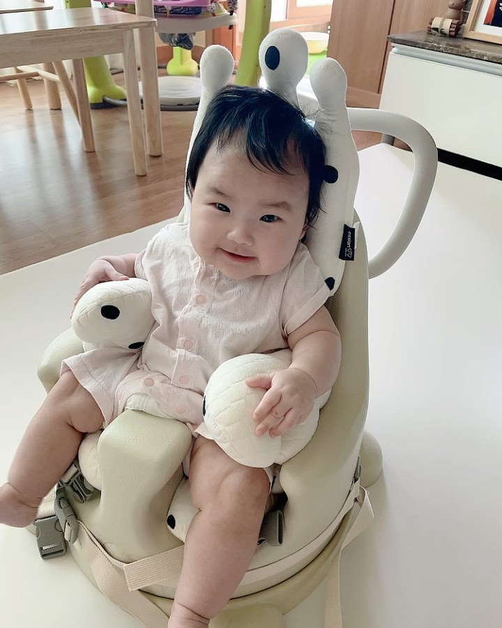 ⠀
#도치맘 
#토끼띠아기
#귀염둥이💕
⠀
나율이 이름 부른다고 카메라 다 흔들리네 ㅋㅋ
의자에 앉아 있는 모습 볼때 마다
터미타임 할때마다 
갬수성 터지는 엄마는 갬덩🥹♥️