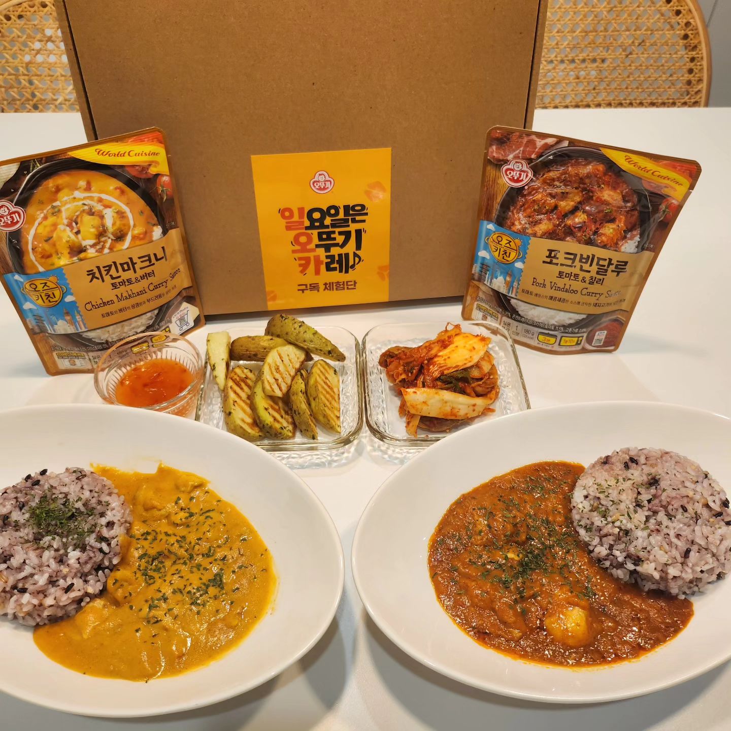 #제품협찬 

오즈키친 월드퀴진 치킨마크니🧈🍛
오즈키친 월드퀴진 포크빈달루🌶🍛

치킨🐔마크니는 부드러운 닭가슴살을 이용해
버터🧈와 함께 만든 카레에요💛
토마토🍅의 풍미도 느껴지네용!!
부드러운 카레를 좋아하신다면 추천합니다!

포크🐷빈달루는 큼직한 돼지고기와
매운 칠리🌶조합이 아주 인상적이에요❤️
오뚜기 카레 중 가장 매운맛입니다!
매운 카레 좋아하시는 분들에게 강추!!
(진짜 매콤해요!!🥵🥵)

저녁하기 귀찮으실 때!!! 전자레인지 딱!1분10초로
맛있는 카레🍛를 즐겨보세요😉

오뚜기 카레 제품은 오뚜기몰에서
만나보실 수 있습니다😊👍

#일요일은오뚜기카레 #오뚜기카레 #카레레시피 #세계카레 #치킨마크니 #키마카레 #우먼테이블