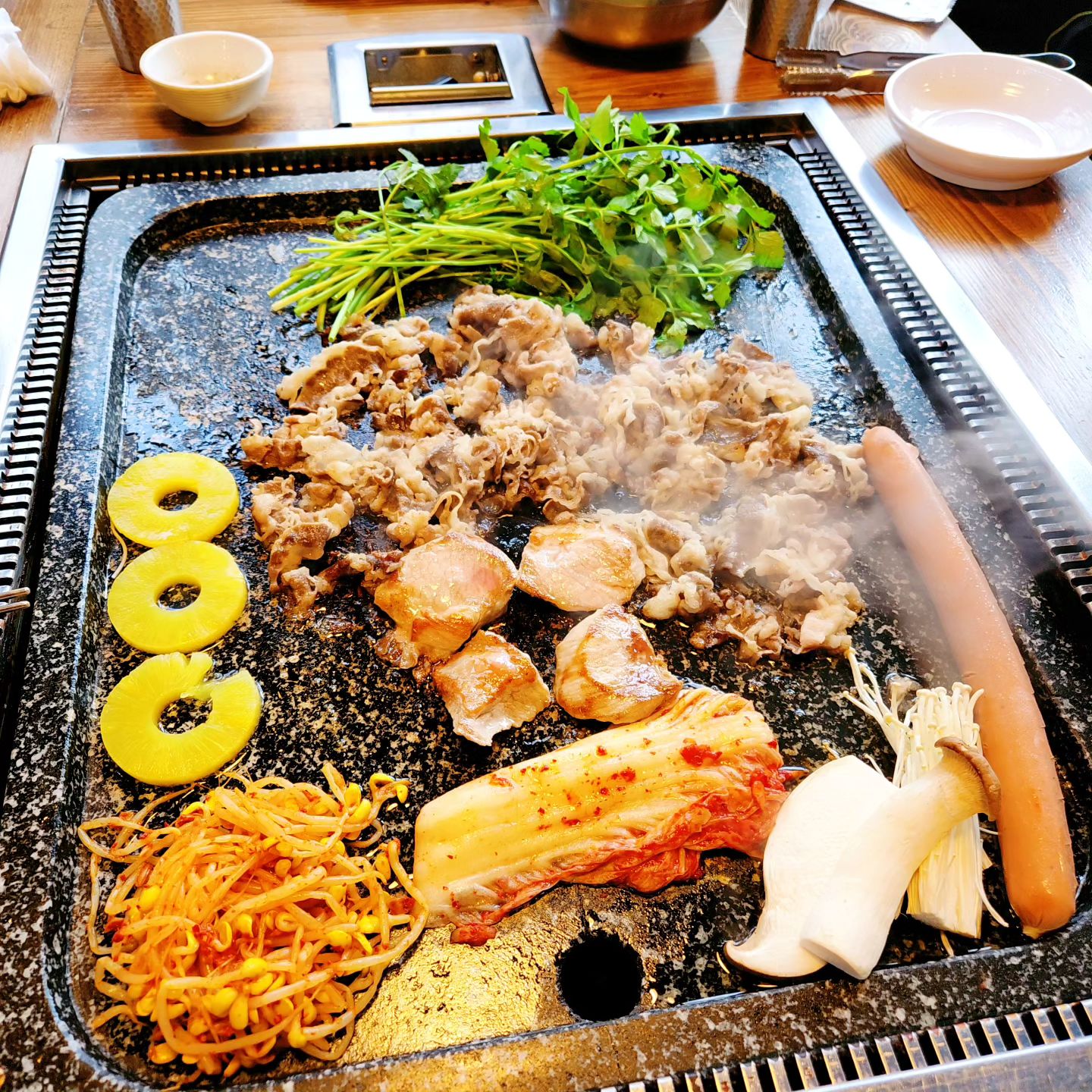 돌판크기 맘에 드는집

삼겹살 차돌박이 항정상 다 먹어주기

일단 시작은 소소하게 
.
.
.
#삼겹살#고기맛집#돌판삼겹살
#맛도리 #먹스타그램 #일상