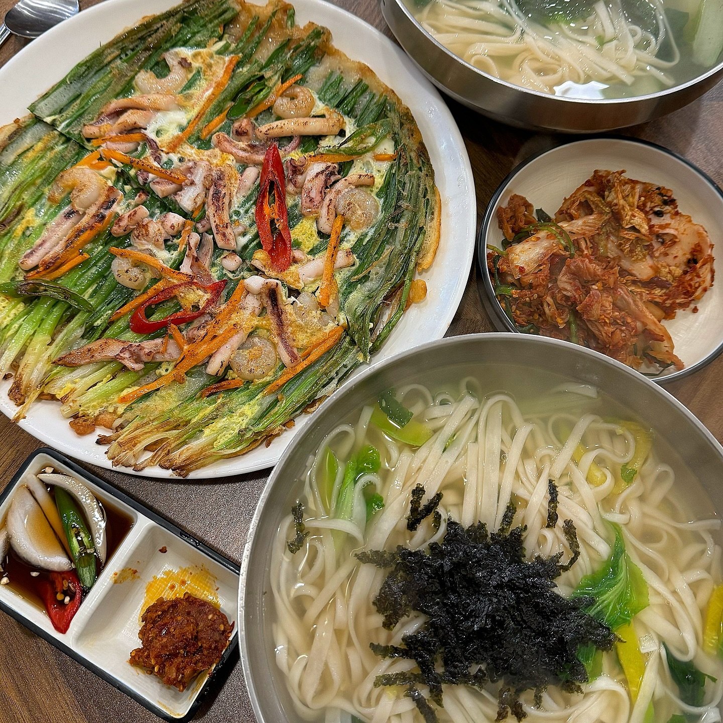 #협찬
대구 여행 중 수성구에 있는
40년 전통을 자랑하는 칼국수맛집
약전골목 원조국수에 점심먹으러💛

매일 아침마다 담그는 매운 겉절이는 별미✨
자가제면과 육수로 만든 칼국수는
쫄깃하면서도 담백하고
다대기 양념장넣으면 매콤하게도 가능
푸짐한 오징어와 새우 넣어서 구운
바삭한 파전도 칼국수랑 넘 잘어울려서 필수😁

여름 제철로 서리태, 백태를 
직접 갈아 만드는 고소한 콩국수는
여름별미라는데 콩국수 좋아하시는분들 추천👍🏻

#대구칼국수맛집 #대구수제비맛집
#대구콩국수맛집 #먹스타그램
#대구맛집 #대구여행 #리뷰노트