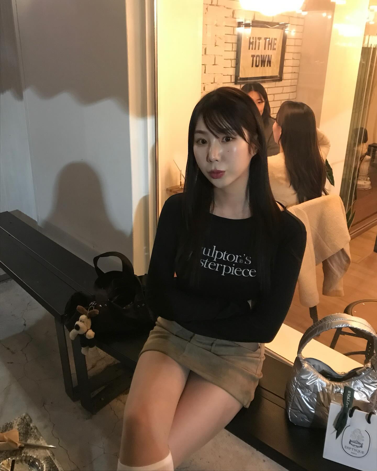 손을 가만히 못 두는 타입 .