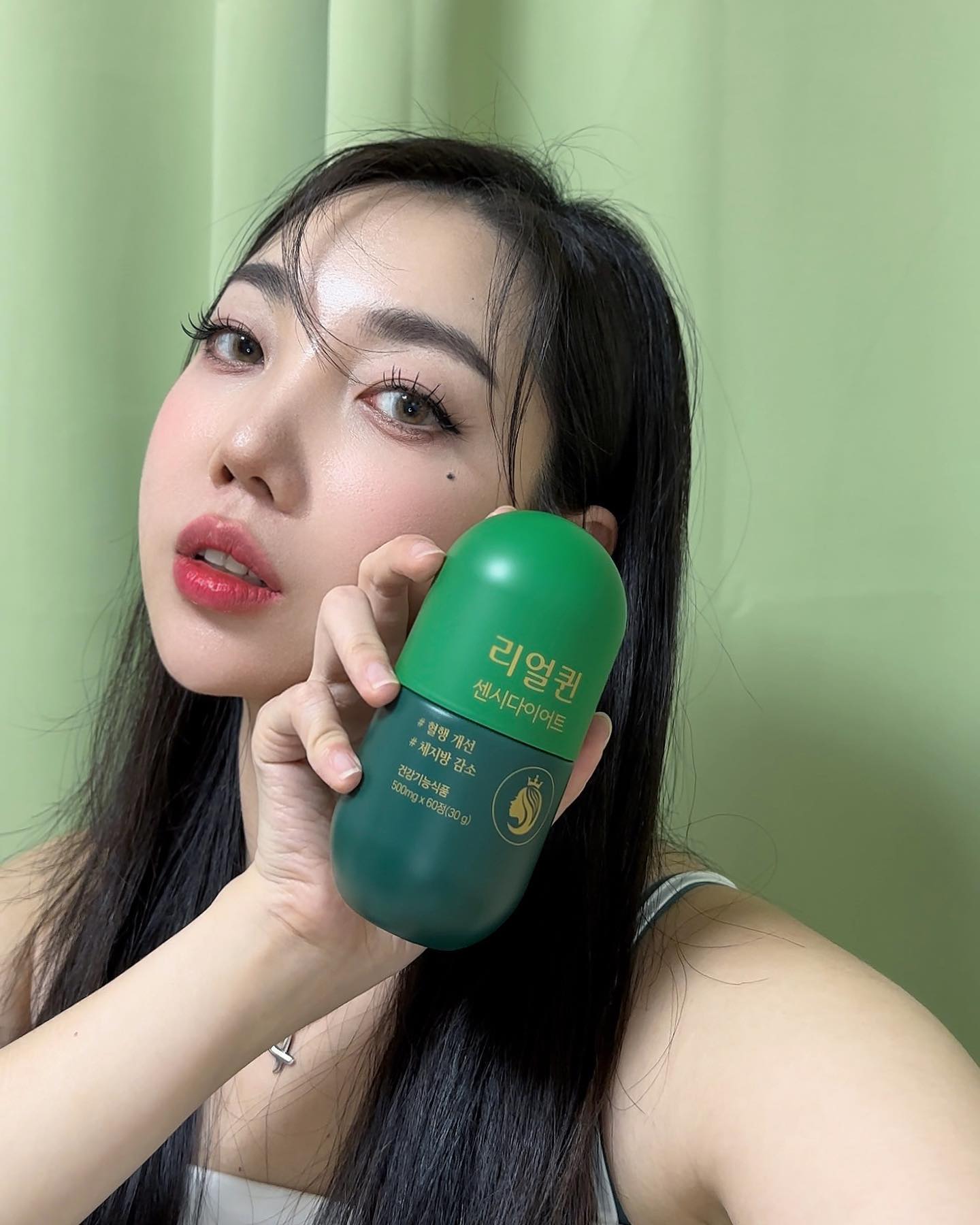 #협찬 #GRN #리얼퀸 #리얼퀸센시다이어트

[리얼퀸 센시다이어트]

하루에 한번 2정으로 혈액 순환 뿐만 아니라
다이어트에 비타민 충전까지 도움 받고 있어요😆

매일 군것질 투성이에 움직이는것도 귀찮아하고
과식과 폭식을 번갈아가며 하다보니 늘 다리가 퉁퉁 부어있었는데
무거워진 다리가 한결 가벼워진 기분이예요!!

엄마랑 언니한테도 선물하구,
저도 앞으로도 꾸준히 챙겨야겠어요💚

#혈행개선 #다이어트 #하체다이어트 #하체관리 #하체비만 #종아리살빼기 #종아리관리