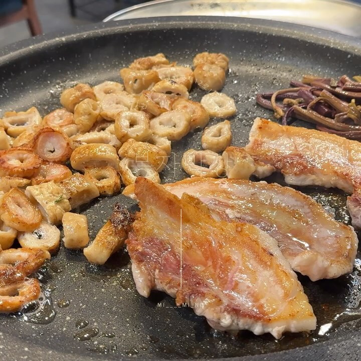 🥓
지글지글 막창 좋아하는 미밍 😋
최애 가게만 가다가 이번엔 다른 곳 도전이었는데
첫 입에 흠.. 아쉬웠다가
먹으면 먹을수록 고소한 맛에 👍🏻

라면, 계란찜, 팥빙수 무한리필 🤍

📍봉자막창
- 부산 강서구 명지국제12로11번길 4

#봉자막창#명지막창#명지맛집