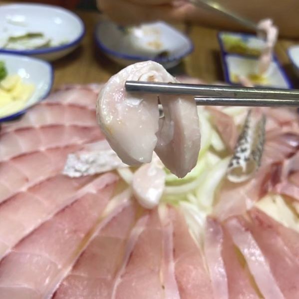 민어회 생물4-5kg 85000원 무료배송

어떻게 다른가요?

여름철 보양식 민어 겨울에도

맛이 크게 다르지 않다

￼

​

백성 "민"자를 넣어 민어라 불리우는 여름철 보양식 민어는 흔히 여름 제철 인줄 알고 있지만 겨울에도 그맛이 크게 다르지 않아 사계절 즐길수 있는 회중의 하나입니다.

남도 한상에 빠질수 없는 민어회를 제대로 즐겨보세요!

￼

4-5kg 정도면 3인이 충분히 즐길수 있는 횟감이 나옵니다. 드셔보시면 아시겠지만 탱탱하고 식감도 좋으며 비린맛이 전혀 없어요:)

민어회껍질, 부레

뼈를 분리하면 몸통이 2개의 회필렛으로 나뉘게 되고 

머리와 뼈는 진공포장후 함께 보내드려요!

회를 필렛으로 보내드리는 이유는 썰어서 보내게 되면

수분이 날라가기 때문에 최대한 방지하고자 함입니다.

해동지 두겹으로 싼후 깔끔하게 진공포장 됩니다.

민어는 아무래도 내장이 별미여서 포장후 함께 제공됩니다.

​

​

회필렛 2 진공포장 + 머리,뼈 진공포장+회껍질,부레,내장

맛있게 먹는 법은요?

민어회 즐기는법

어떤것도 버릴게 없다는 민어는 꼬들하니 재밌는 식감으로 회껍질도 먹고요.

￼

￼

쫄깃하고 꼬득한 식감의 부레도 일품 입니다.

부들한 느낌도 있어 처음 접하면 신기한 맛이에요!

​

￼

마지막은 시원 담백한 지리탕으로 마무리~

민어회 주문시 증정

회초장세트+곱창김10매+물미역300g

￼

민어회는 기름장하고도 잘어울려 드시기전 준비하세요.

보관 방법

받는 즉시 드세요!

어떻게 배송되나요?

배송 관련 사항

규격에 맞는 스티로폼 박스에 대형 아이스팩을 넣고

회필렛2진공포장+머리,뼈 진공포장+껍질,부레+곱창김10매+물미역300g+회초장세트를 모두 넣어 보내드려요!

​

맞춤 제작 상품

저희가 어선을 하지만 매일 출항을 하는것은 아니기에 또는 기상악화 등으로 부득이 조업이 불가능한 경우가 있어 산지직송 회택배는 3-5일이 소요될수 있습니다.

주문시 연락처로 개별 통화하여 상황을 알려드립니다.

제품 구성 및 표기사항

​

제품명- 완도 민어회 4-5kg

구성- 회필렛2진공포장+머리,뼈 진공포장+껍질,부레+곱창김10매+물미역300g+회초장세트

생산지- 전라남도 완도

유통기한- 받는 즉시 드세요!

보관방법-냉장1일