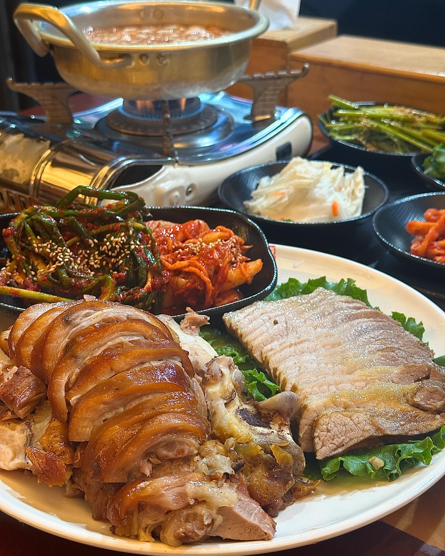 윤기 촤르르 삼전역 족발 맛집 #팔당족발앤닭발
⠀
이미 유명한 곳이라 항상 만석이지만,
족발 맛집이라서 방문‼️
⠀
기본 안주로 나오는 김치 수제비🫶
특별한 맛이 있진 않지만,
족발이랑 같이 먹으면 홀린듯이 술술 들어감🙂‍↕️
⠀
매운 파김치, 보쌈 김치, 미나리무침, 무말랭이와
탱글 쫄깃한 족발, 보쌈이랑 같이 한쌈🥹✨
새콤 달콤한 막국수로 마무리 해주면 끝났쥬😏
⠀
세트 구성 넘 알차서 배 터질듯이 부르니 조심🥲
⠀
족발, 보쌈 제대로 즐기고 싶다면,
삼전역 ‘팔당족발&닭발‘ 방문해 보세요😊
⠀
📍위치: 서울 송파구 백제고분로19길 3 1층
📍영업시간: 17:00~04:30
⠀
#삼전역족발 #삼전역보쌈 #삼전역닭발 #삼전족발 #잠실족발 #잠실보쌈 #잠실닭발 #잠실역족발 #삼전역맛집 #잠실역맛집 #삼전역맛집추천
⠀
⠀
⠀