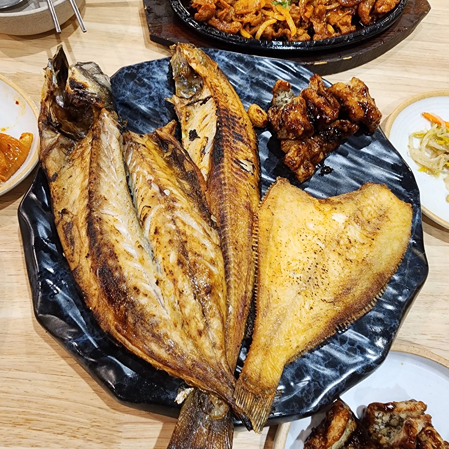 '협찬 #을왕리꾸덕집송도점 

2TV 생생정보 등등 
다수 방송을 출연한 맛집
을왕리 꾸덕집 아시죠?!

해풍건조 생선 숯불구이
맛집이랍니다🐟🐟

송도 현대아울렛 갔다가
맛있는 을왕리 꾸덕집이 있어서
송도 직영점으로 딱 다녀왔어요

을왕리 꾸덕집 본점이 
여기도 직접 관리해서 
맛은 말해모해 맛있고요

아기 의자도 구비 되어 있어서
가족들과 가기에 좋았어요👏

웨이팅도 은근 있어서
미리 예약하고 방문하는걸 추천해요

인천 연수구 송도국제대로 157 
오네스타 건물 3층 A-309-1호

#인천송도맛집, 
#송도트리플스트리트맛집 , 
#송도센트럴파크맛집 , 
#송도신도시맛집 , 
#송도한식맛집,
#송도타임스페이스맛집 , 
#테크노파크역맛집