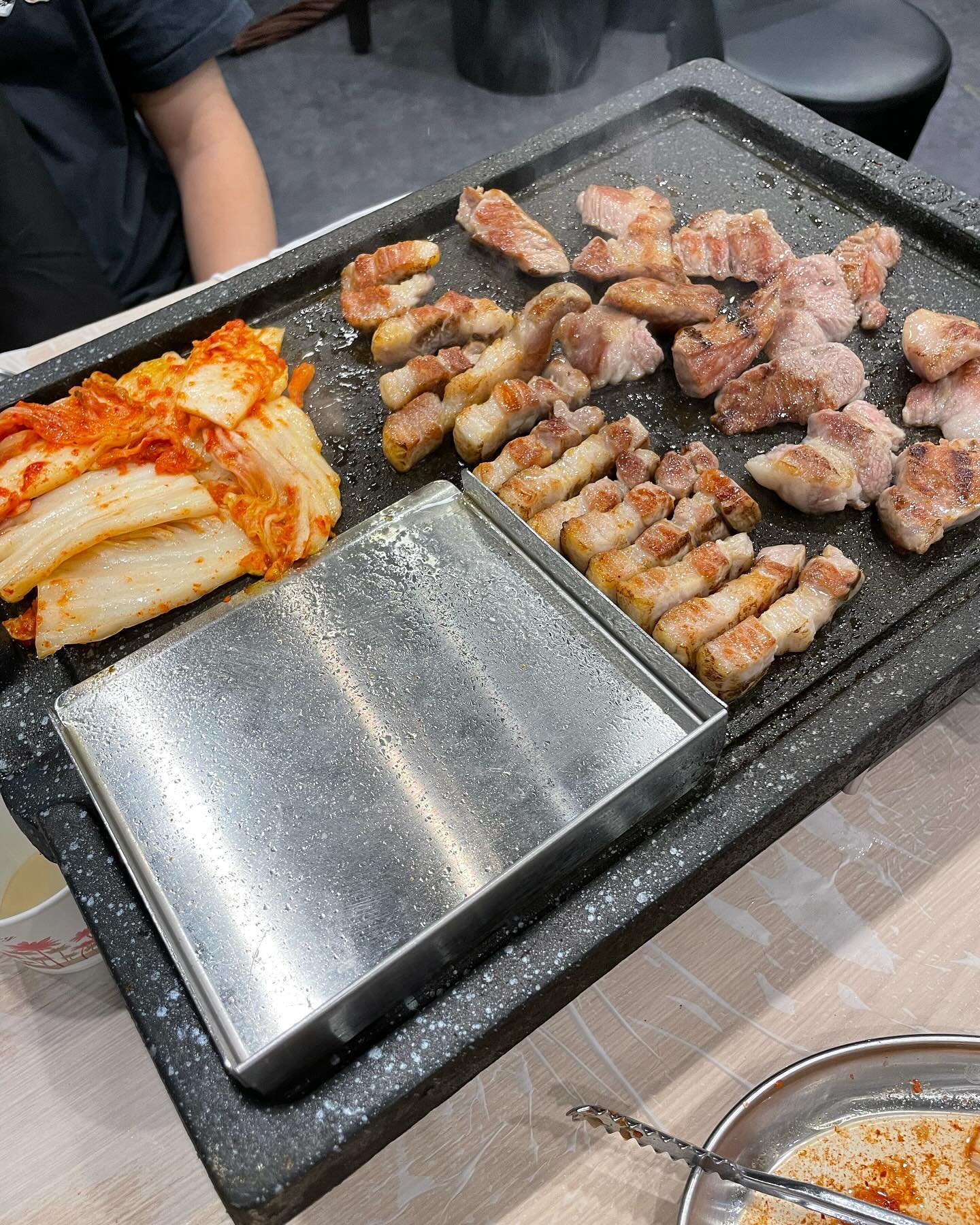 ʜᴇʟʟᴏ ◡̈ ʜᴀᴊᴜɴෆ

맛있었지만
괜히 고기먹었네
.
.
.

#모듬고기한판 #먹고후회중 #이제외식은안녕 #기분이안좋아 #다시저녁안먹겠음🤣 #괜히먹었어ㅠ #기분이매우안좋음😤