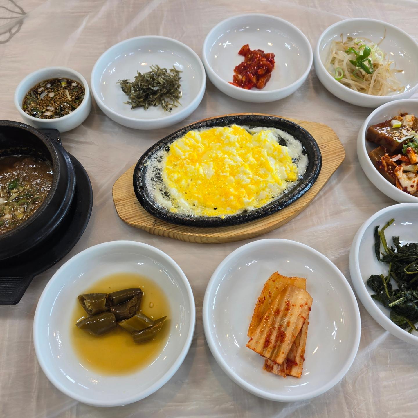 #협찬 #🐷 #원조옥돌할머니순두부 

속초여행 첫 맛집이었던 옥돌할머니 순두부👍
두부 맛집이라 기본 반찬에도 초당순두부가 나왔는데
진짜 맛있어요!

게다가 다른데서 못먹어본 두부장은
짭짤하면서 부드럽고 고소해서 오래오래 생각날 맛😍

#노학동맛집 #노학동한식 #노학동밥집 #노학동두부요리 #속초맛집 #속초두부맛집 #속초밥집 #속초한식 #옥돌할머니 #원조옥돌할머니 #옥돌할머니순두부 #속초순두부 #속초순두부맛집