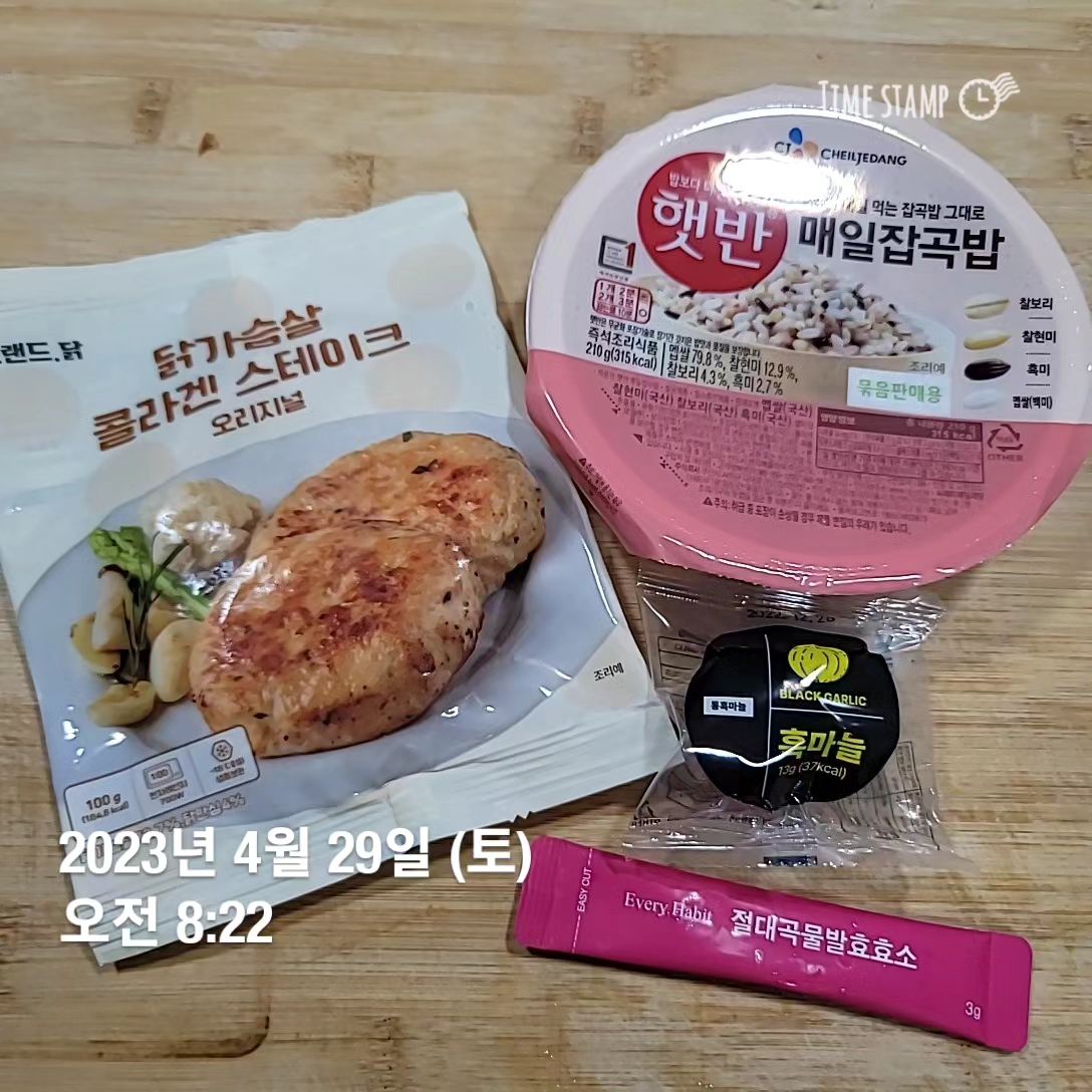 다이어트⭐️
닭가슴살에 고구마가 정답은 아니다
어떠한 식품을 먹든
하루 필요탄수화물과 단백질 . 지방
그리고 칼로리만 맞취먹는다면
다이어트는 성공할수있다
근데...
우리 인간은... 맛있는 음식은 잘못참는다ㅠ
항상 양 조절에 실패한다ㅠ
그래서 너무 맛있는걸 먹으면서
다이어트를 한다는건...
가능성이 너무 적은거같다ㅜㅠ
닭가슴살이 너무 맛있다 방울토마토가
너무맛있다 하는사람치고
자주사먹는사람 본적없다....
다이어트는...정신수련이다...
하다보면 덤으로 몸이 좋아지는듯
.
.
.
#eatclean #데일리
#효소 #healthyfood #healthylifestyle 
#healthy #헬린이 #운동인
#해빗챌린지 #해빗챌린지6기
 #korea #다이어트  #소통 #좋아요 
 #좋반  #팔로우 #팔로우미 #맞팔 #일상 
 #셀스타그램  #좋아요그램 
#instagood #likefoefollow #lfl 
#f4f #TBT #follow4follow 
#푸우짐 #poohgym