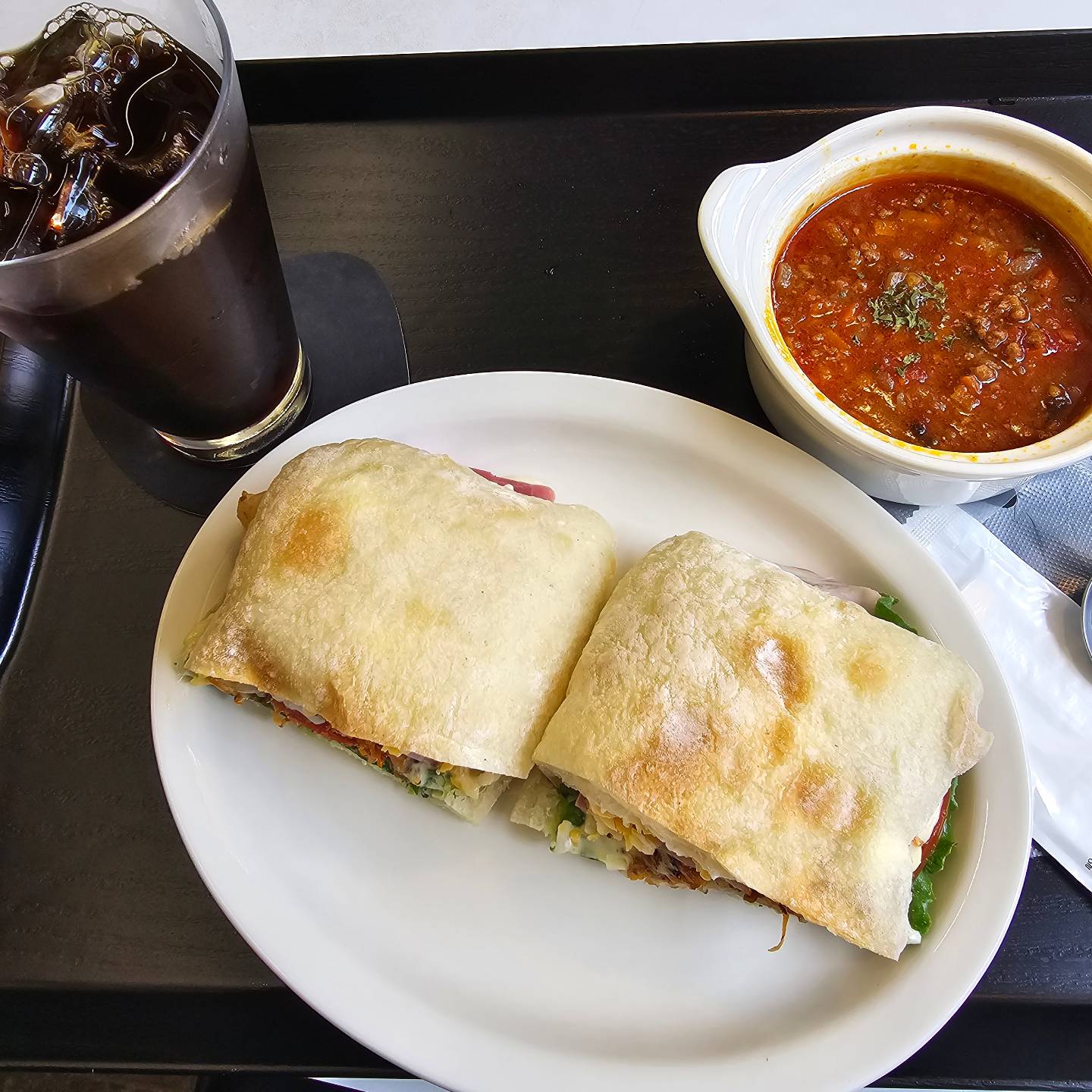 성수동에서 가장 맛있는
치아바타 빵으로 만들어졌다는 샌드위치
과연 그 명성에 걸맞게
쫜득한 치아바타가 일품!
기본 베이스도 존맛인데
내용물은 또 어찌나 푸짐한지
탱글한 새우와 촉촉하게 흘러넘치는 소스
입안가득 푸짐함을 선사함
루꼴라 특수야채+치즈까지...

토마토 비프스튜도 사랑이었다
진한 아아는 말모말모
여긴 찐맛집이다!

#성수동맛집 #리뷰노트 #뚝섬역맛집 #서울숲맛집 #뚝섬역샌드위치 #성수동샌드위치 #협찬