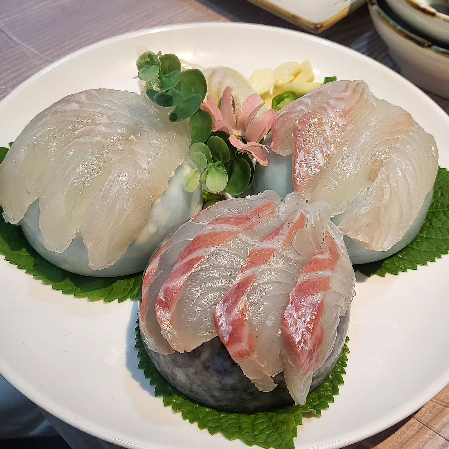 #2024갓생살기

20년 이상의 일식 경력자 셰프들이 운영하는 진천맛타운 맛집 산호횟집 다녀왔어요. 모든 테이블이 룸으로 되어 있어서 프라이빗한 식사가 가능하답니다. 대구에서 스끼다시 제일 잘 나오기로 알려진 곳인데 진짜 먹어보니 퀄리티 좋고 양도 많아서 너무 만족스러웠어요. 첫 번째 사진 회정식 1판이 1인 1접시로 나오는 곳이랍니다 ^^ 맛있고 신선하고 혜자인 식당. 주차장 완비되어 있어요! 

😆산호횟집 진천점
주소: 대구 달서구 진천로 16길 39
진천맛타운 3층
영업: 11시30분 ~ 22시
전화: 0507-1326-8805
주차: 진천맛타운 주차장

😆주문메뉴
점심특선 회정식 2인

#대구맛집 #대구회정식 #월성동룸식당 #진천동룸식당 #대구달서구룸식당 #대구달서구횟집 #산호횟집진천점 #산호횟집 #진천맛타운 #대구회맛집 #대구횟집맛집 #대구달서구맛집베스트 #대구달서구맛집 #신월성횟집 #진천동맛집 #진천동술집 #유천동맛집 #진천동횟집 #상인동횟집 #월성동횟집 #먹팔 #먹스타그램 #맛스타그램