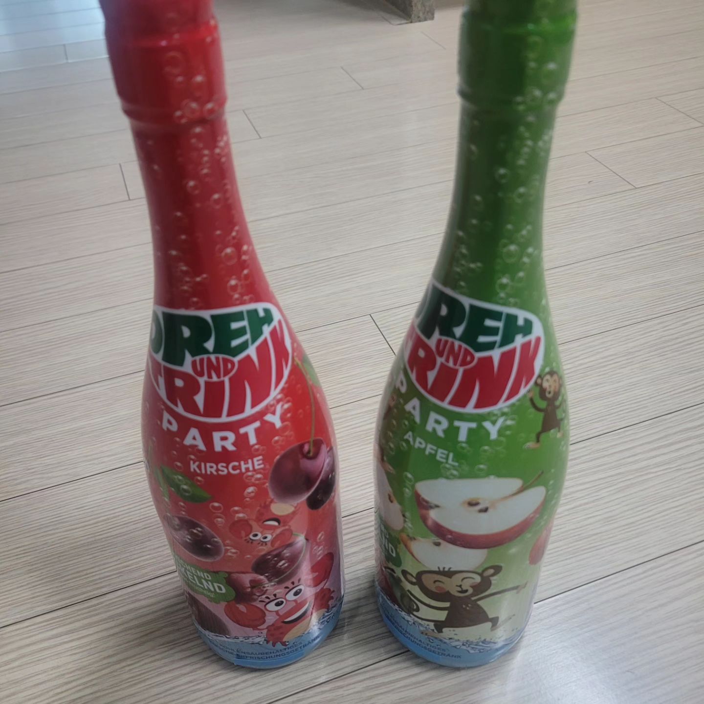 이번에 돌아오는 크리스마스 파티에 어울리는 제품인데요. 아이들이 너무나 좋아하는 제품이에요. 아이들과 함께 파티할때 와인대용으로 같이 함께 사용하기 너무 좋은 제품인 거 같아요.
어른들이 먹어도 맛이 있지만 아이들이 함께 먹었을 때 아이들도 분위기를 낼 수 있어. 너무 좋아하더라고요
파티때 정말 다 같이 분위기 내어 먹을 수 있는 제품이 있어 너무 좋았습니다.
#협찬 #키즈파티 #어린이파티음료 #수입사탕 #드롭어소티드소프트캔디  #트위스트파티 #수입캔디