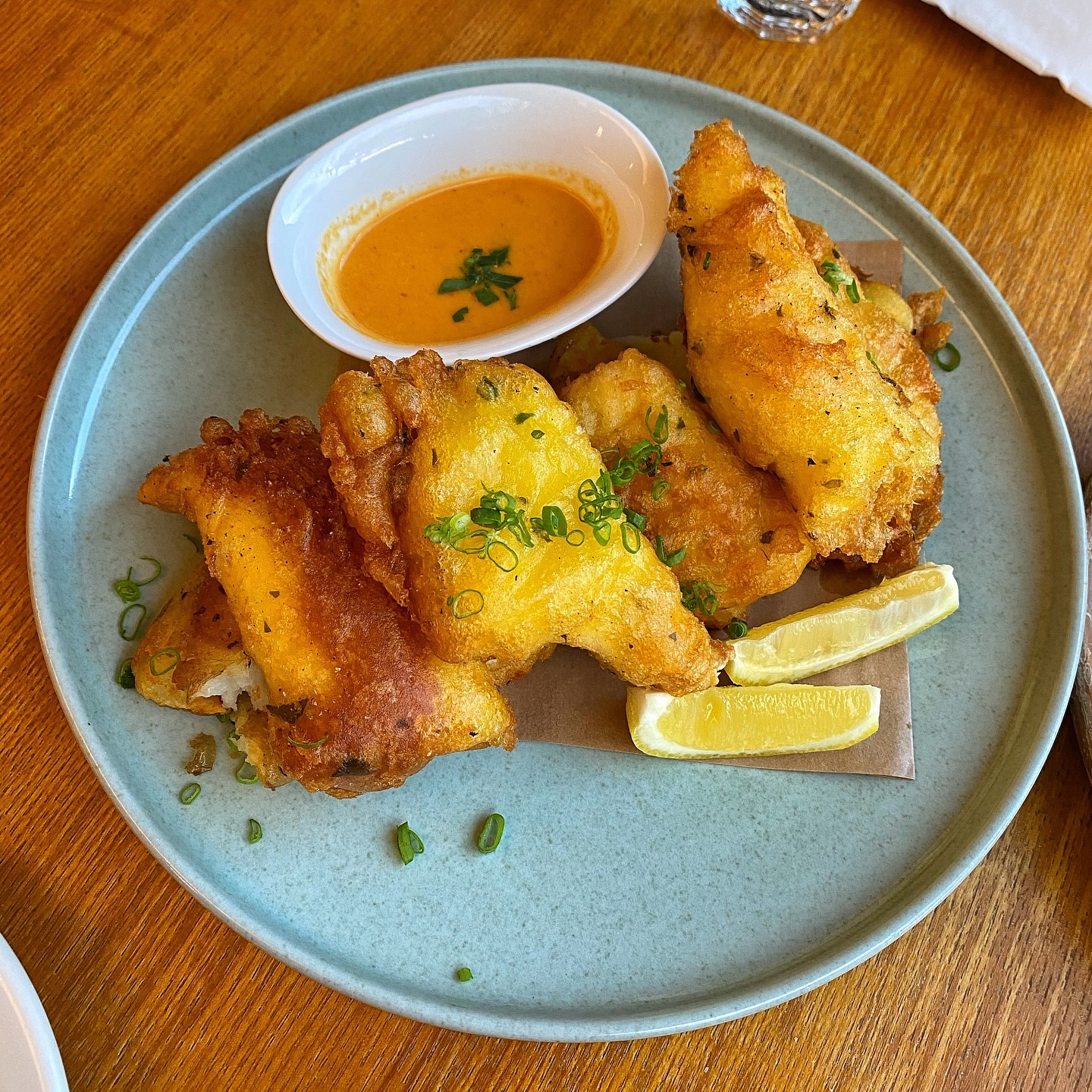 망미동 리오네
뇨끼맛집은 다 알거고.. 피쉬앤칩스 처음 먹어봤는데 달고기였고 완전 담백하고 살이 부들부들한게 이 날 일등은 피쉬앤칩스 였음...👍
리오네는 뭘 먹어도 실패가 없는 집이라 새로운 음식을 도전해도 두려움따위  없읍. 주차장도 크고 가게도 이쁨>_<
.
.
.
#예동_리오네
#예동_망미동 #예동_센텀
#예동맛집
#리오네 #망미동 #망미동맛집 #부산양식맛집 #부산양식 #부산파스타맛집  #부산파스타 #망미동점심 #수영강변 #센텀맛집 #센텀 #센텀파스타 #부산블루리본 #감자뇨끼 #감자뇨끼맛집 #피쉬앤칩스 #피쉬앤칩스맛집 #센텀리오네 #부산점심맛집 #부산점심