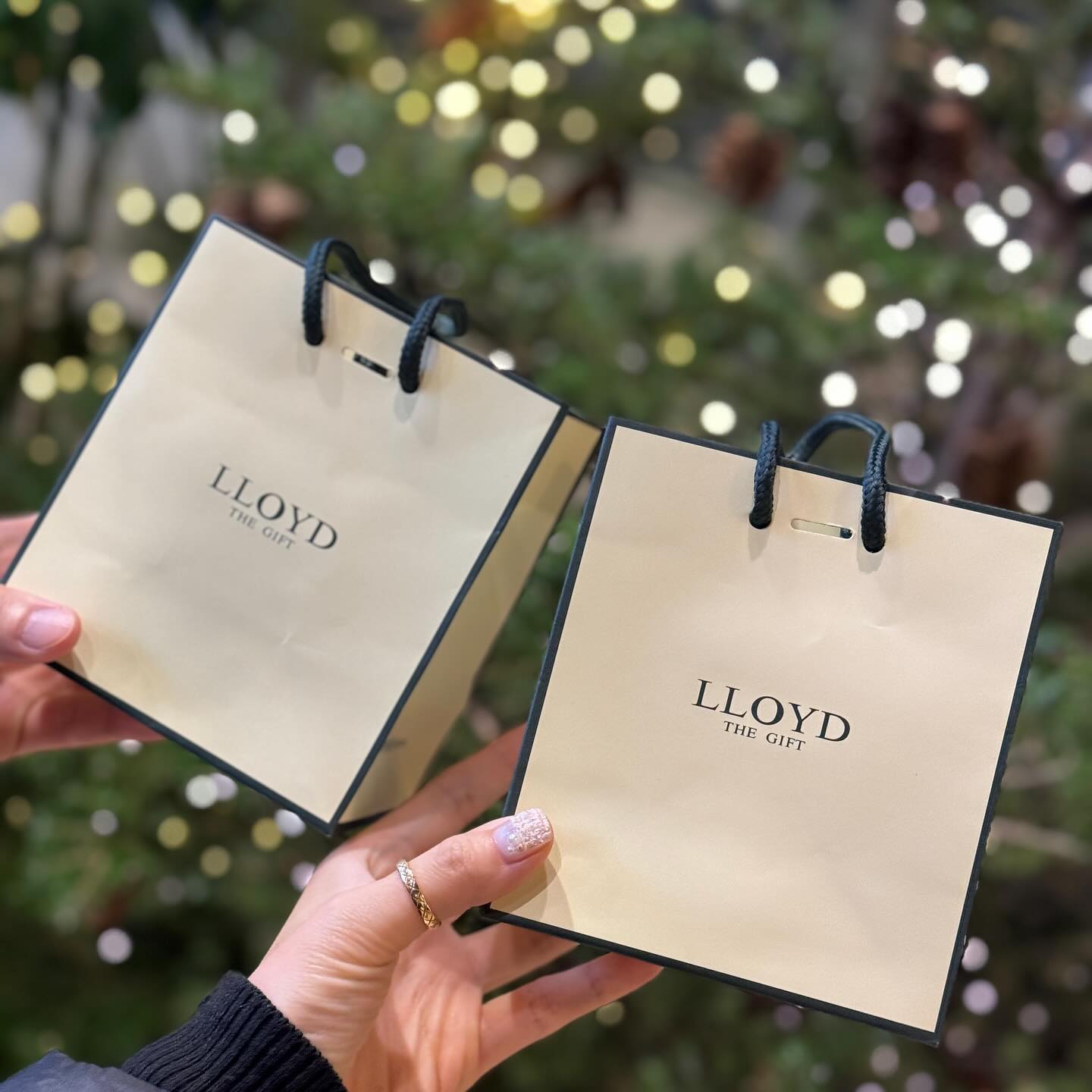 #광고
반짝이는 연말 주얼리 선물 추천✨

세트로 착용했을때 더욱 돋보이는
로이드 lloyd_thegift 트윙클 팔찌 목걸이

깔끔한 디자인과 적당한 볼륨감, 빛반사까지 완벽한
로이드 신상템인데요💕

저는 요즘 기분이나 ootd에 맞게 하나씩 착용하고있는데
포인트용으로 완전 딱인듯 🙂

화려하게 돋보이고싶다 하는 날에는
로이드 트윙클 팔찌와 목걸이 세트로 착용하곤 하는데
블링블링하다못해 얼굴에서 빛이남😆

✔️ 로이드 트윙클 팔찌와 목걸이는
오프라인 매장과 온라인몰에서 만나보실 수 있습니다

✔️ 연말룩에 잘 어울리는 로이드 버메일 제품들은
홀리데이 기간(~12/31)동안 최대 60%할인가로 판매중

#로이드 #로이드트윙클 #로이드트윙클체인 #로이드트윙클팔찌 #로이드트윙클목걸이 #여자친구선물 #크리스마스선물 #로이드팔찌 #로이드목걸이 #lloyd #jewelry #ootd #gorgeous #fashionstyle #fff #instagram #instagood