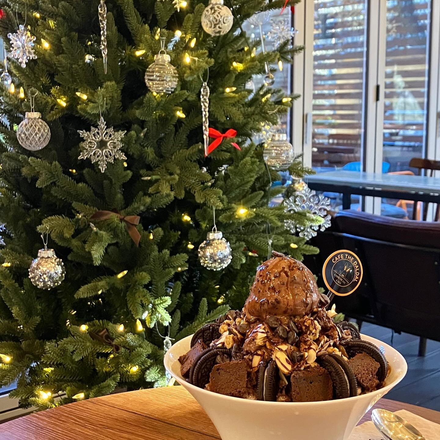 🎄강남역 더달달은 한자리에서 10년째 운영 중이라서 단골들의 추억이 있는 카페로 디저트가 맛있고 분위기 좋은 곳이에요.😌 달콤한 초콜릿 디저트 너무 좋아하는데 맛보니 왜 장수카페인지 알것 같더라구요!🍪🍫🍩 달다구리한 와플과 빙수도 맛있지만 매달 초콜릿, 마카롱 빼빼로 원데이 클래스 진행하고 있다니 다음에 꼭 체험해봐야겠어요!!💖
.
.
.
#더달달 #더달달카페 #강남역카페 #강남역디저트카페 #강남카페 #신논현디저트카페 #신논현초콜릿 #강남초콜릿 #강남역초콜릿 #강남역쇼콜라 #신논현카페 #강남데이트 #강남역디저트 #크리스마스데이트 #크리스마스디저트