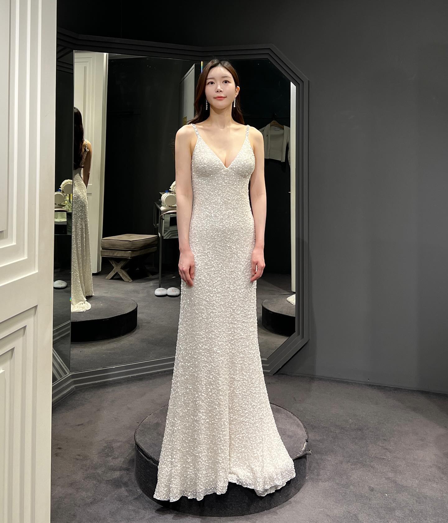 설레는 메종레브 이미지투어 🤍
오빠랑 같이 메이크업, 헤어 받고 드레스 보러 👰🏻,,, 🪽
본식때 드레스라고 생각하니 긴장돼서 뚝딱이같은 포즈와 표정🥹 
그래도 오빠랑 플래너님이 예쁜 눈으로 예쁘게 담아주셔서 사진 짱 많댜🤍