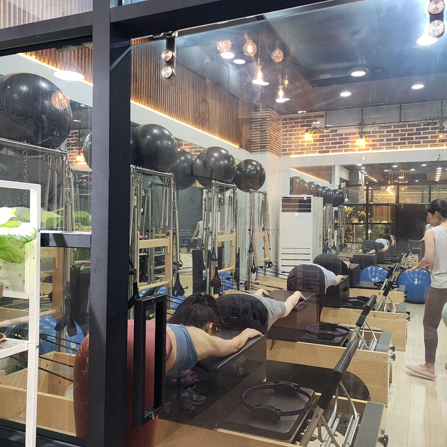 무더위 까짓^^
이열치운ㅋ 열은 운동으로 다스린다(급조로 만들어냄🫣)

우리 회원님들 찐운동 포오즈~
필! 받아 열심부려 봅니다.
모든게 지나가니 이 더위도 끝이 오리라 믿어 의심치 않으며
쭈욱쭈욱 뭉친 살들과 겨뤄보기

#필라테스전문 #필라테스맛집 #자연필라테스