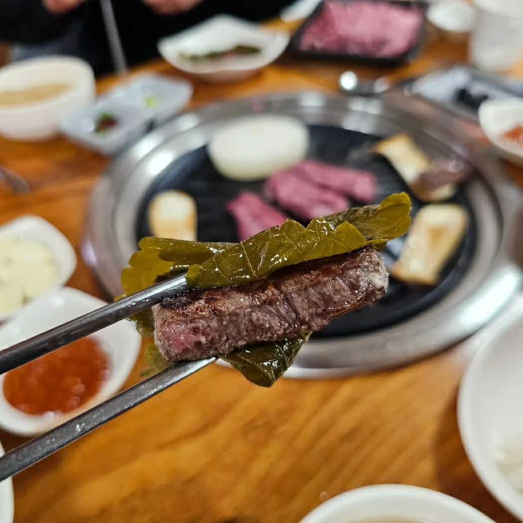 #협찬 이지만
맛있는 한우를 맛볼 수 있는 #한우마을
#새해한우선물세트전문 인만큼
알찬구성이 너무나 좋은데요 먹고 또 먹어도
또 먹고 한우, 기본세트부터 가격대별로
다양하게 마련되어 있어 골라 구입도 가능하니 
참고하세요
.
네이버 예약을 통해 방문하면
한우육회서비스 또한 받아 볼 수 있으니 
참고하세요~
.
기본세트가 준비가 되어 있어 어떻게 구입하지?
고민이라면 기본세트를 추천해드려요 

A세트 : 20만원 채끝이나 꽃등심 + 갈비살이나 부채살 , 치마살 또는 제비추리 1kg 

B세트 : 20만원 채끝이나 꽃등심 +갈비살 또는 부채살 +치마살 또는 제비추리 (700g) +양지국거리 (500g) 1,2kg 

25만원세트 : 채끝이나 꽃등심 +살치살 +갈비살이나 부채살 +치마살 이나 제비추리 1.2kg 

30만원세트 : 채끝이나 꽃등심+ 살치살 +갈비살이나 부채살 +치마살이나 제비추리 1.4kg
.
#원조한우마을 #설날한우선물세트 #설날한우선물 #마장동한우선물 #마장동한우선물세트 #마장동축산물시장한우 #협찬