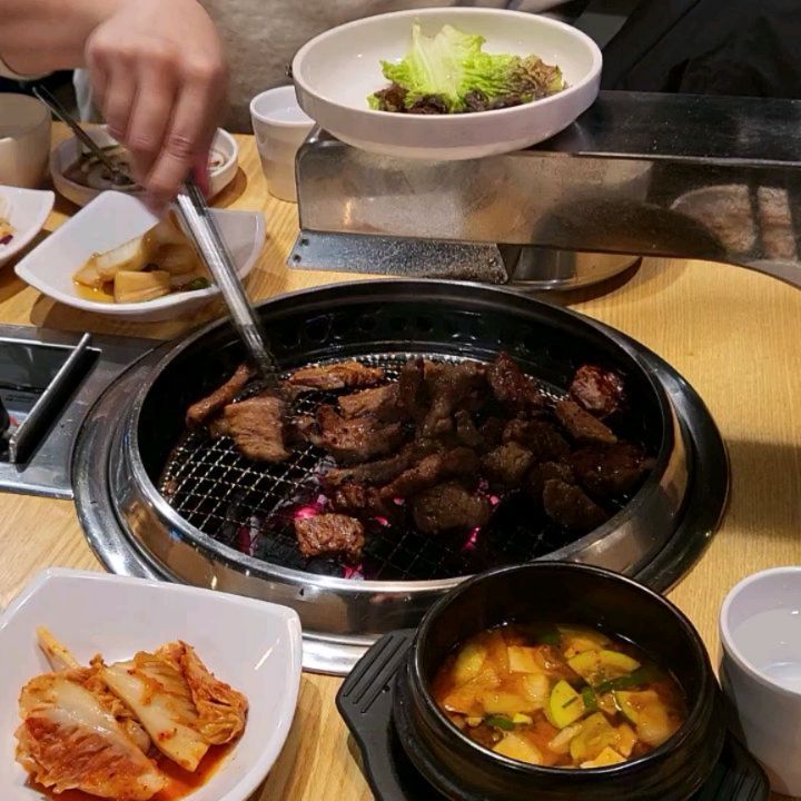 #협찬 #다로갈비평촌점

센스가 돋보이는 갈비집 발견😋

반찬이 다양해서 놀랬고
하나하나 맛있어서 한번 더 놀람!

양념돼지갈비는 달달구리 부드러워서
리나 너무 잘 먹었고, 소갈비는 쫄깃쫄깃.
요즘 물가에 천원 된장찌개 대-박.
비빔냉면도 찰떡궁합이었음.

연기흡기구가 설치되어 있어 
고기 먹을 때 냄새 베김이 덜하고 편리하다는.

셋이서 너무 잘 먹고 옴!! 

#안양맛집 #평촌맛집 #평촌역맛집 #평촌갈비 #평촌역회식 #평촌역고기집 #평촌고기집 #평촌역갈비 #갈비맛집
