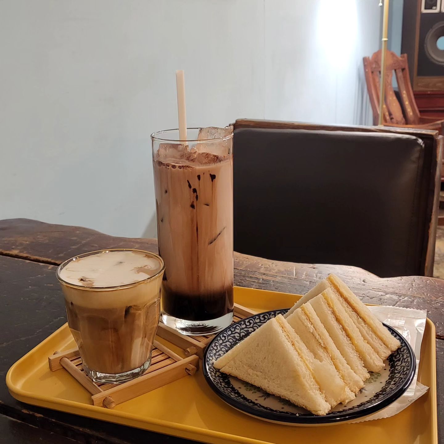 앤틱하고 아늑한 분위가 매력적이 카페
#숙대카페 #wecoffee 

빈티지 감성으로 은은한 나무향이 나는 곳이에요.
대표 메뉴 ☕️시오라떼는 단짠의 조화에 부드러운 크림이 별미
🍫찐한 초코라떼는 정말 진득한 초코 브라우니를 먹는듯한 풍미를 가지고 있어요.

싱가폴에서 유명한 카야 잼으로 만든 카야 토스트
특유의 달콤하고 부드러운 맛으로 남녀노소 호불호 없는
정말 맛있는 토스트에요 🧇

스콘맛집으로도 유명한 곳 입니다😋

📌 서울시 용산구 두텁바위로 1길 24-1 1층
⏰️ 영업시간 : 8시~20시 / 주말(토,일) 9시~21시
📞 0507-1421-2992