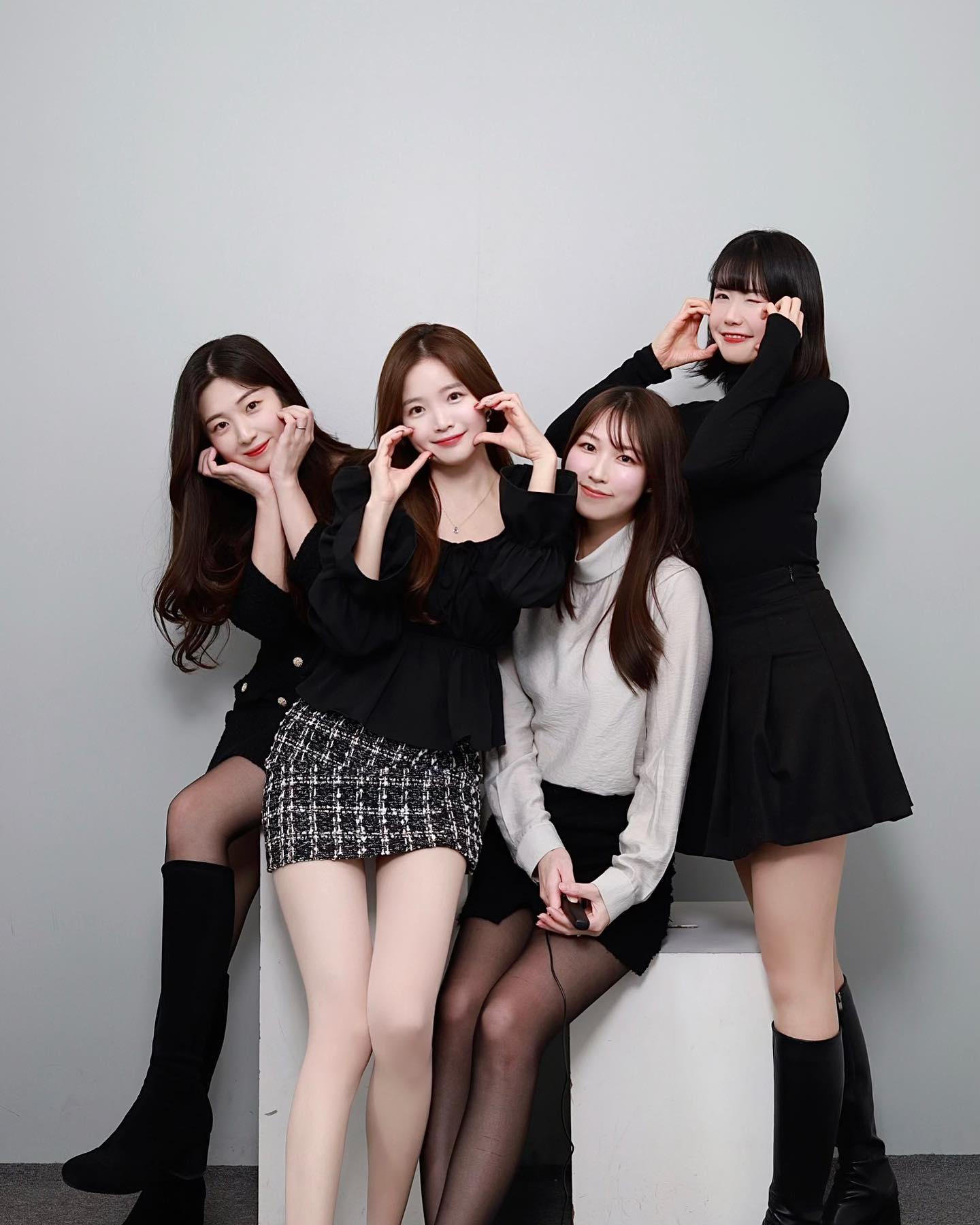 우리 넘 예뻐서 안 올릴 수가 없다 🖤 10주년을 기념하며 ㅎㅎㅎㅎㅎ 내 친구들이지만 정말 완벽한 여자들 .. 어딜 내놔도 자랑스럽다 ˃ᴗ˂  앞으로 남은 수십 년도 다 함께 재미나게 보내보쟝 얘드라