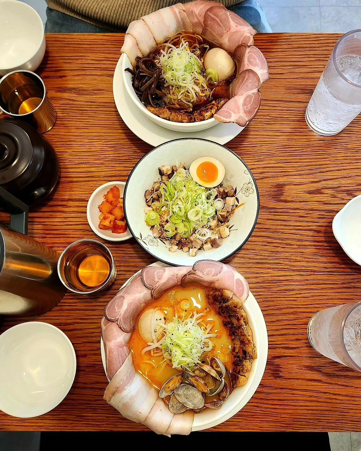 📌 #협찬 파주 금촌역 일본라멘 맛집 "라멘메이트"

📍흑계면(쇼유라멘)+목살차슈+삼겹살차슈
📍적계면(카라이 라멘)+목살차슈+삼겹살차슈
📍미니 차슈덮밥

파주 금촌에 숨은 일본라멘 맛집이 있어요!!

처음 나오는 비주얼에 놀라고 한번 맛 보면 더 놀라워요!
닭육수를 베이스로 담백하고 부드러운 고기 차슈들과 닭다리살 차슈 그리고 각 라멘에 어울리게 추가적으로 흑계면에는 목이버섯,적계면에는 바지락을 넣어주십니다-!

흑계면은 맑고 진한 국물이 일품이고 적계면은 진하고 얼큰 시원한 맛! 양도 엄청 많고 뭔가 해장하는 기분🫢
차슈덮밥은 짭짤하고 중간중간 씹히는 차슈들이 너무 맛있어요👍
파주 일본라멘으로 라멘메이트 안가보면 후회합니다~!

🔍운영시간
✔️매주 일요일 휴무
✔️월~토 11:30 ~ 21:00
✔️브레이크 타임 14:30 ~ 17:00
🚩경기 파주시 한마음2길 28 102호 재우빌딩

#파주맛집 #파주금촌맛집 #파주일본라멘맛집 #일본라멘 #라멘메이트 #적계면 #흑계면 #목살차슈 #삼겹살차슈 #닭다리살차슈 #라멘맛집추천 #파주금촌맛집추천 #파주금촌역맛집 #디너의여왕 #먹팔 #맞팔 #선팔 #먹스타그램 #맛집탐방