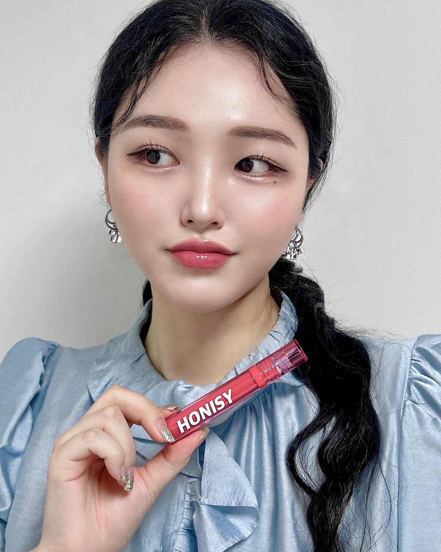 #협찬 honisy_official 
크 요즘엔 글로시함이 끌린다🤍💖
매트, 글로시 어느 것 하나 빼놓을 수 없는 허니시 틴트🎀
데일리 메이크업하기 딱 좋은 컬러맛집이쟈냐?!✨✨

_
#틴트 #틴트추천 #메이크업 
#메이크업스타그램