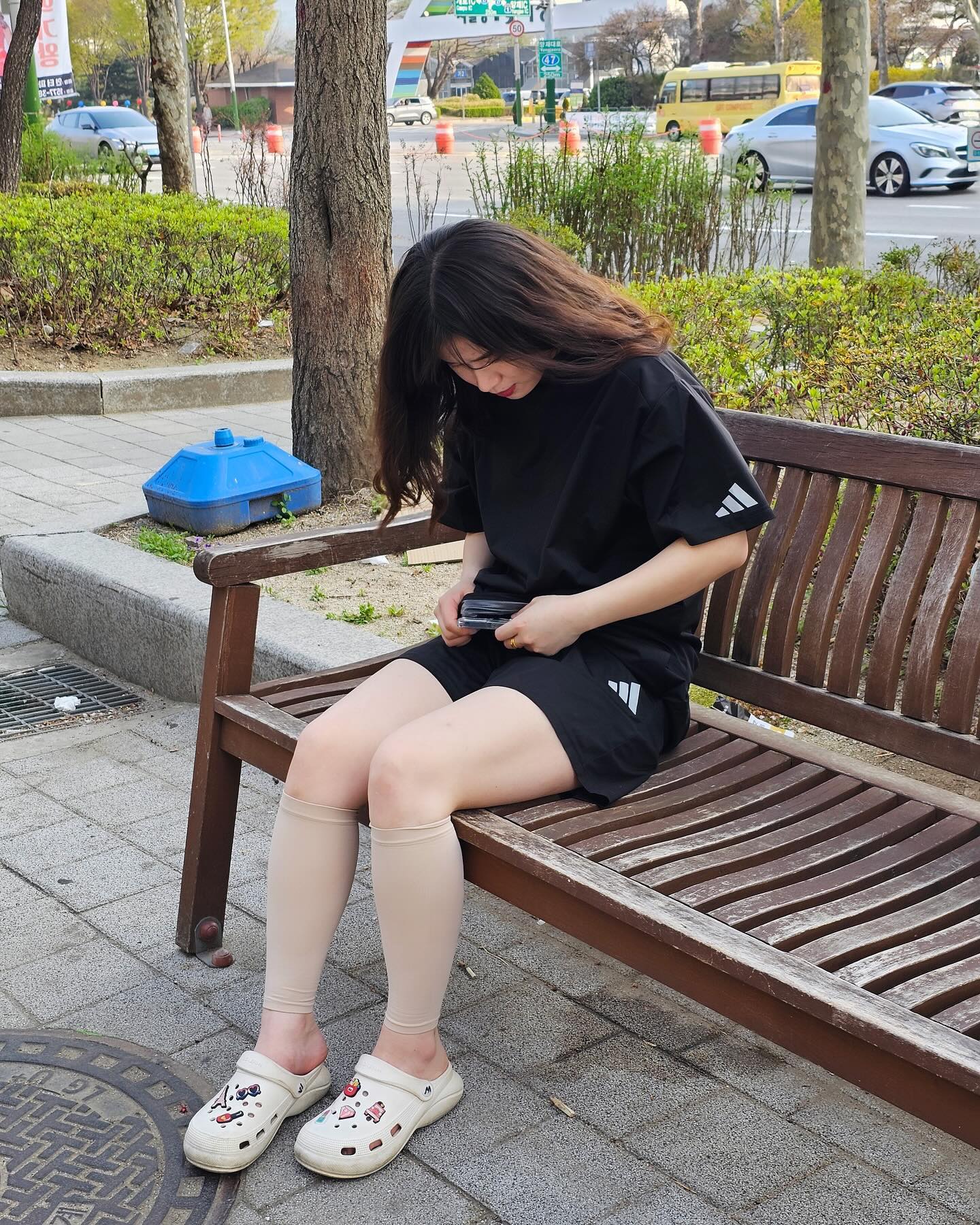 #협찬 
종아리 피로를 싹- 풀어주는 #온아워종아리압박밴드 ❤️

하루에 12시간 정도 걸어다녀 퉁퉁 부어 있는 내 종아리에 있는 무🥹
이대로 가다가는 가을 수확 철에 내 종아리 무는 수확 못 할거 같아 #온아워압박스타킹 으로 붓기 빼는 중!!

온아워 압박밴드는 일반 밴드와 달리 근육에 최적화된 패턴으로 부위별 압박이 되어 순환 밸러스가 맞춰져 일주일만 사용했는데도 제 무가 조금씩 수확이 되더라구요!!

긴 바지 입을 때는 신고 다니고 있는데 장시간 착용해도 불편함이 1도 없고 땀도 안 차서 만족하고 있어요😆

하루 종일 서서 일하시는 부이나 종아리가 쉽게 붓는 분들은 #온아워 종아리 압박 밴드 추천👍🏻

#압박스타킹 #종아리압박밴드 #압박밴드 #임산부압박스타킹 #다리혈액순환 #종아리압박스타킹 #보정스타킹 #간호사압박스타킹 #다리압박밴드