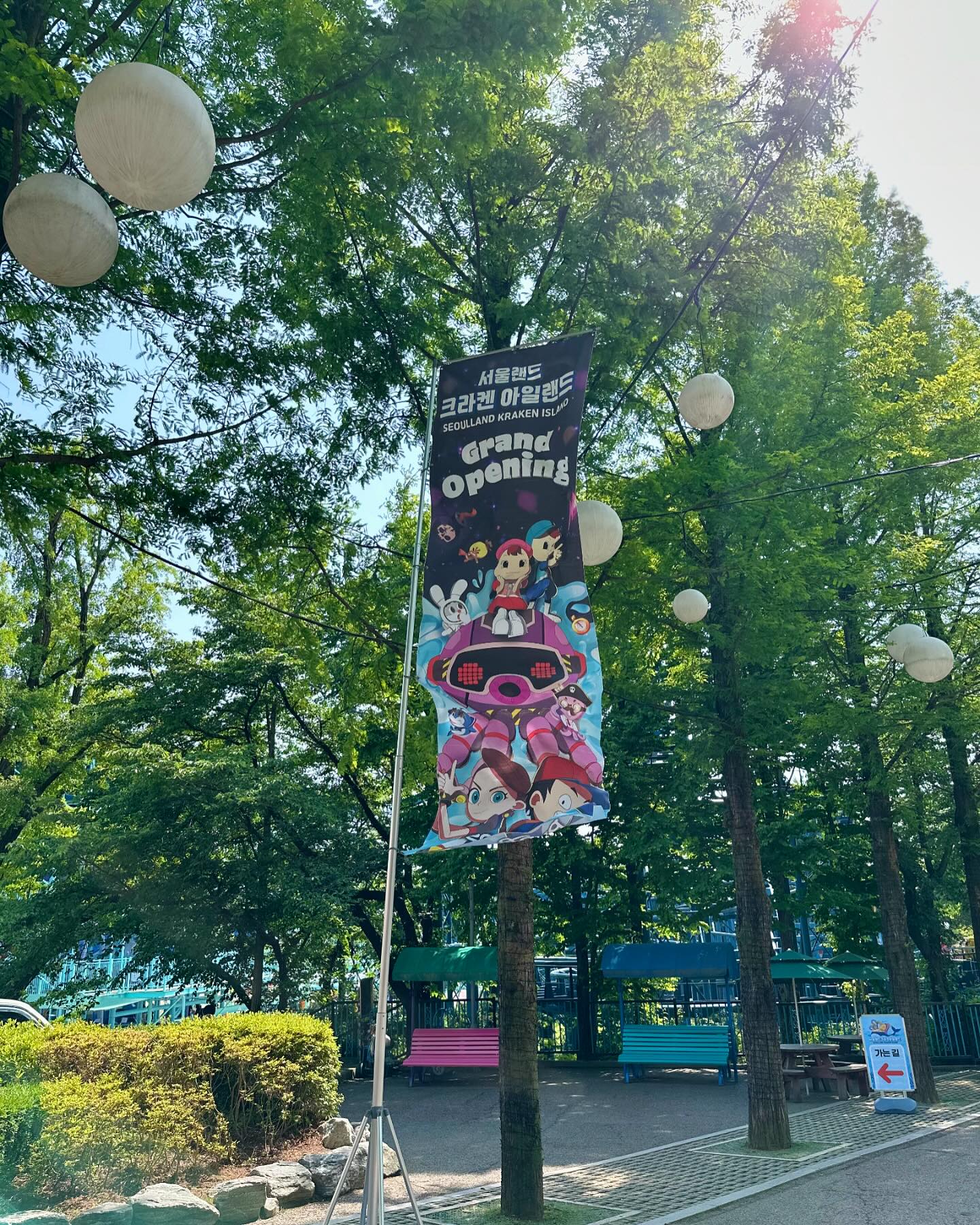 #협찬
today_seoulland

하교하고 가기에도 부담없는 서울인근 놀이동산 서울랜드
서울랜드에 새로 오픈한 크라켄 아일랜드!
아이들이 좋아할 다양한 놀이시설이 있는
올인원 플레이파크 서울랜드 크라켄 아일랜드 오픈소식듣고
다녀왔어요~

인기 애니메이션’코드네임X‘와 결합한 세계관을 가진
어트렉션인데~
봄축제 플라워즈 페스티벌과 함께
바람과 함께 전해지는 꽃향기까지 넘나 좋았어요~

주말도 상대적으로 붐비지않고,
평일에도 이용이 원할해서
저는 하교 후 2시 넘어 오니까 더욱 한산하니 좋더라구요!

초딩아이들이 놀기 좋은 어트렉션이 많아서
더욱 좋은 서울랜드!
이젠 갈아입을 옷과 아쿠아슈즈도 챙겨서 오면
하루종일 놀아도 신나겠어요~🥰

https://seoulland.co.kr/?p=11_view&idx=4651

#서울랜드 #경기도아이와가볼만한곳 #경기도가볼만한곳
#가족나들이 #아이랑가볼만한곳 #아기놀이공원 #어린이놀이공원
#크라켄아일랜드 #서울랜드신규시설 #플레이짐 #플레이파크
#물놀이터 #바닥분수 #아기수영장 #크라켄아일랜드오픈
#일상 #초등맘 #하교스타그램 #맘스타그램💕