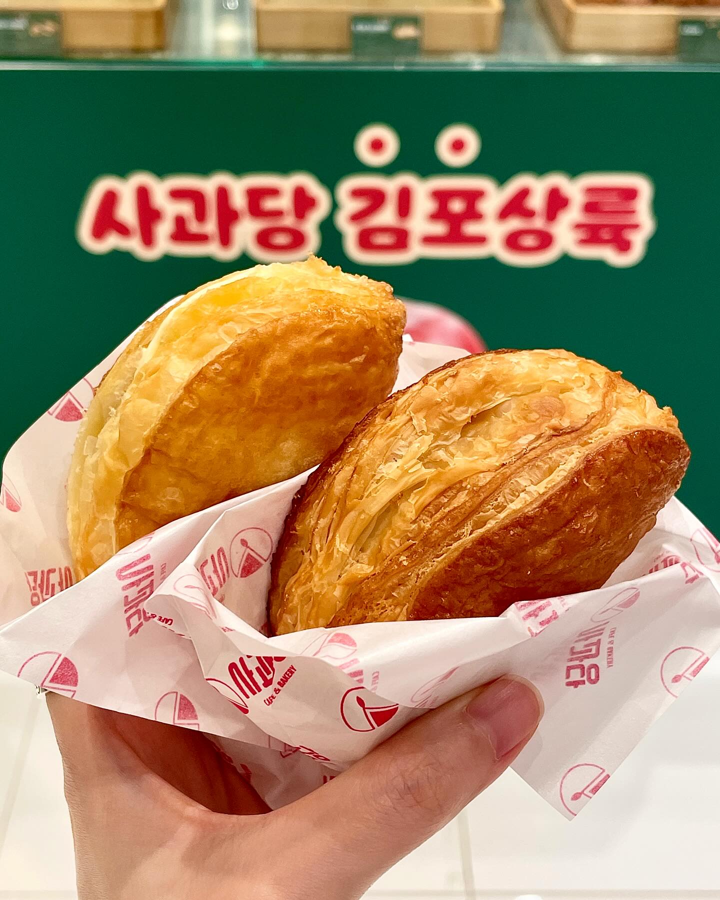 #롯데몰김포공항 #사과당
_
예산시장 맛집 사과당🍎
#사과파이 저도 먹어봤어요-
계속 구워 나와서 냄새부터 맛있고
파이가 겹겹이 얇아서 바사삭하고
사과 과육이 듬뿍 들어가서
아주 꿀맛이에요!😘
바닐라크림이 들어간 것도
촉촉하게 맛있었어요-🫶🏻