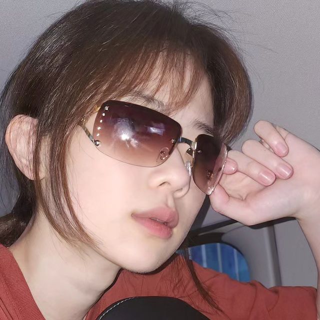 배세라 on Instagram: "#광고 🦭협찬 게시물입니다🦭 제품명) [바틴] Y2K 선글라스 (FREE) ▪︎세상 힙한 어두운 갈색 그라데이션 선글라스입니다! 🕶 선글라스 하나에 포인트가 굉장히 엄청나..