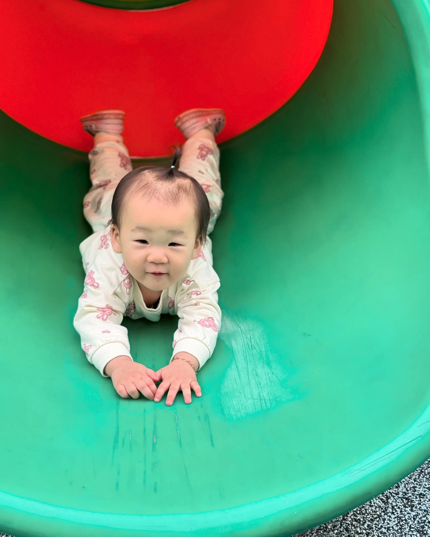 👶🏻+563일🫶

하원후 놀이터~ㅎㅎ
지하주차장 내려가는길에 전등 스위치가 있는데 그걸 굳이굳이
누르겠다고 까치발 들고 따닥 누르는 귀염둥이🤍
놀이터에서 놀고 마트가서 장보는데 목마른지 물~물~
이래서 뽀로로주스 사줬는데 10분도 안되소 한통 다 먹음…😱
예전에는 열심히 쭉쭉 빨아도 절반도 안줄어들고 항상 버렸는데
지금은 엄청 빨리먹고 아쉬운지 더 달라고 쳐다봄..
충치 많이 생기겠다..ㅠ

마지막 사진은 본인 키 만한 리빙박스 들고 엄마 도와줌ㅋㅋㅋㅋ🤍

#윤서유니#하원후놀이터#여름아오지마#뽀로로주스원샷👍#충치꺼져👊