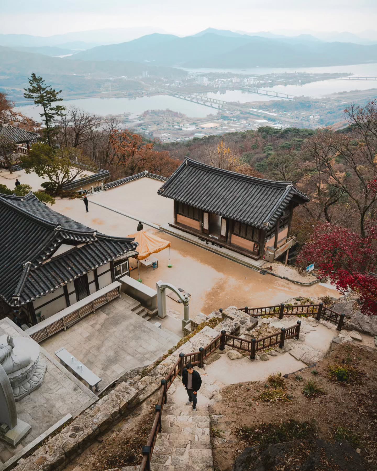 🍁 가을에 다녀오기 좋은 드라이브코스 남양주 수종사

이번주말 남한강과 북한강이 만나는 두물머리가 한눈에 보이는 수종사 어떠세요 

500년 된 은행나무는 아쉽게 다 떨어졌지만
돌계단을 따라 올라가며 붉은 단풍 구경하기 좋았답니다

돌계단이 있어 편한 신발 필수!
수종사 전용 주차장을이용하면 멋진풍경을 편하게 볼 수 있어요

🍂 두물머리 경치를 보면서 차 한잔 할 수 있는 무료찻집이 운영중인 만큼 가을의 수종사에서 자연과 역사를 만끽하며 힐링하세요

📍 위치: 경기도 남양주시 조안면 북한강로 433번길 186

#대한민국구석구석 #소니이미지갤러리 #소니 #a7m4 #sel2470gm2 #찬바람불어오면
#여행에미치다_국내 #남양주가볼만한곳 #남양주 #수종사 #남양주드라이브 #가을여행 #단풍명소 #힐링여행 #경기도여행 #운길산 #한강뷰 #가을단풍 #여행추천 #헤드위그의여행소식지
#가을한장