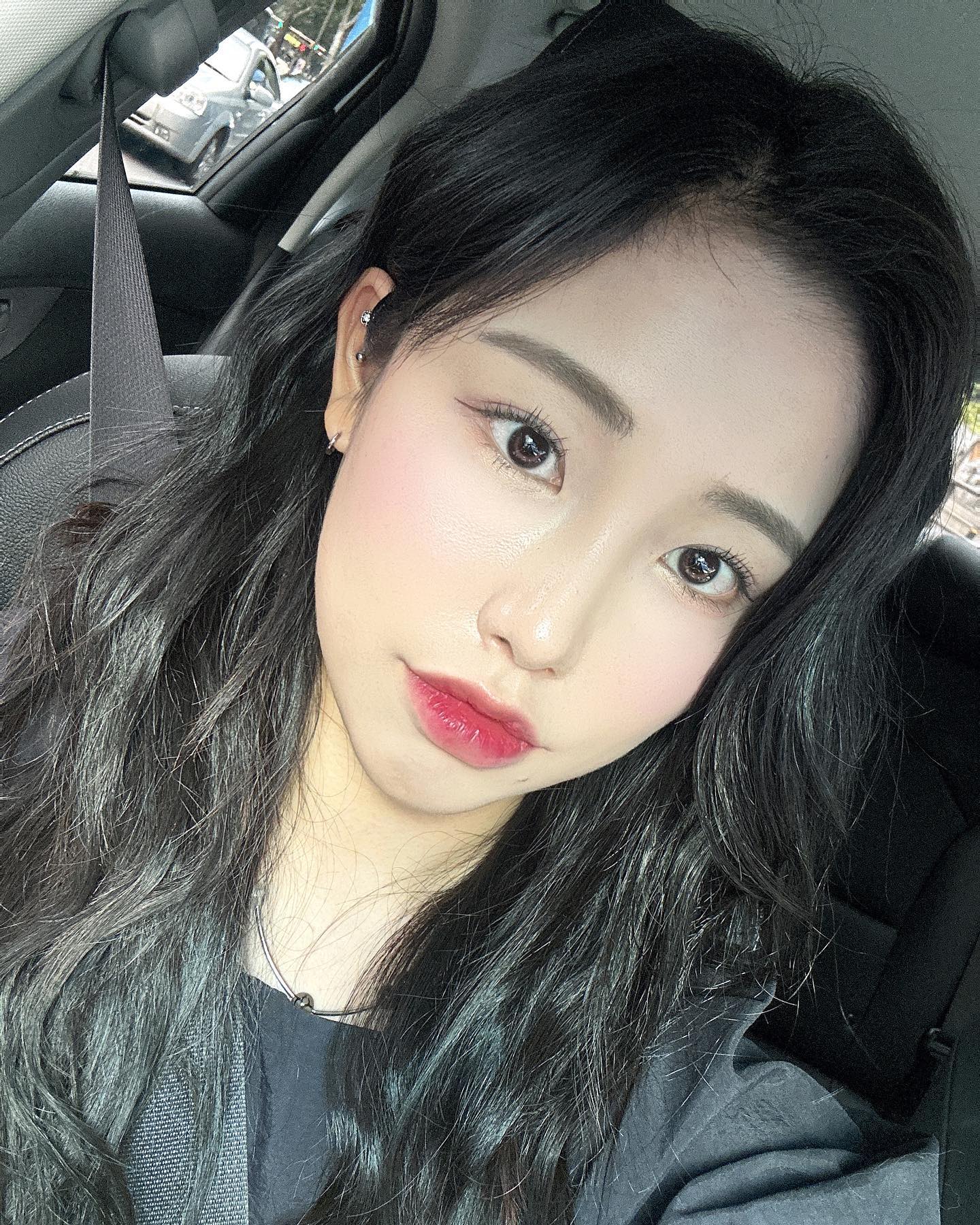 그나마 잘 나온 셀카는 피드에.

#셀피 #셀카 #셀스타그램 #개강 #블랙코디 #물결펌 #셀고 #날씨좋음 #선선한바람 #드라이브🚗 #우울할때
