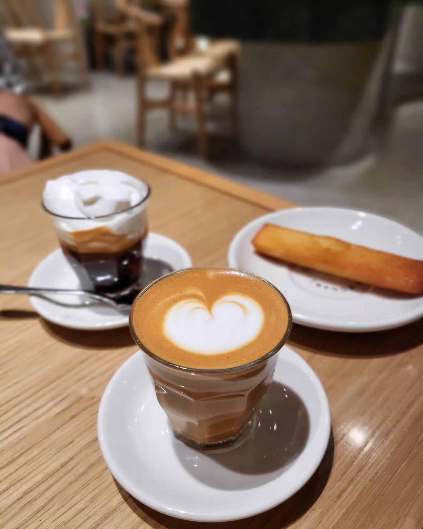 #카페투어
.
롯데백화점 본점 3층에 있는 카페 ☕️ 
.
꼬르따도를 팔아서 라떼를 마시고 싶으나 배부를 때 가기 좋아요.
그치만 휘낭시에는 먹는 🐷 
.
#명동카페 #보난자커피 #코르타도 #롯데백화점본점 #롯데백화점카페 #sunnykimcafe #bonanzacoffee #cafetour