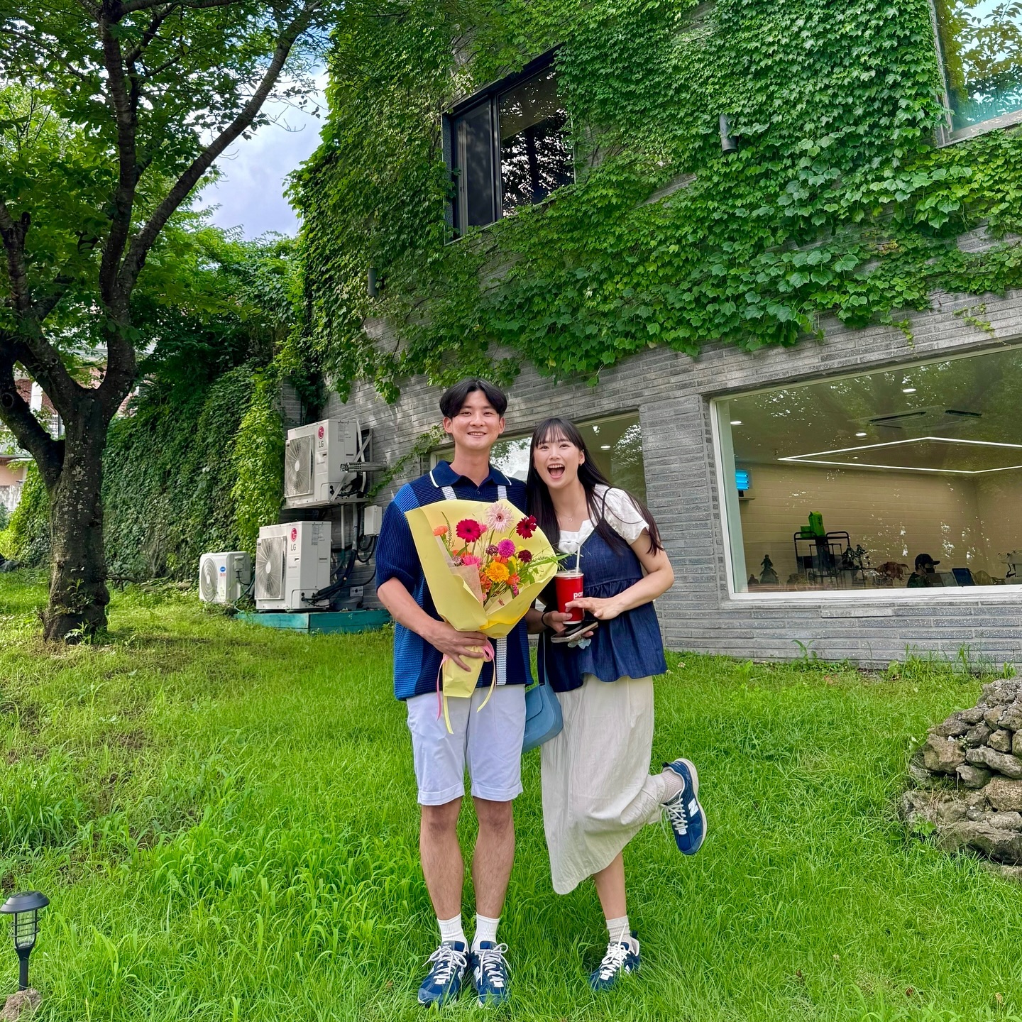 🫧

출산 후 첫 외출 ❥･•🖤
출산하고 붓기 빼는 게 중요하다며 
산부인과에서부터 조리원까지 1일 1마사지 시켜준 우리 우기 넘 사랑해! 🫧 
덕분에 임신전에 입던 옷이 맞길래 넘 행복 ꔷ̥̑.̮ꔷ̥̑🖤✨

매일 비 오던 하늘이였는데 간만에 해가 떠줘서 완전 럭키비키잖아 ~?✨

알록달록 예쁜 꽃다발💐도 마음이 담긴 예쁜 편지도 고마워 
1주년 너어무 튜카해 💘🫶🏻 🫧

#제주부부 #부부스타그램 #시밀러룩 #1주년